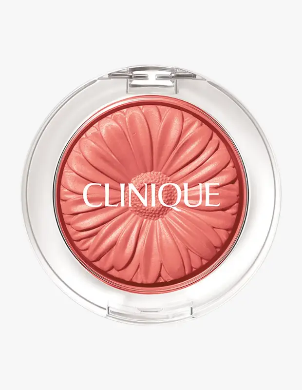 Marka Adı: Clinique
Ürün Cinsiyeti: Belirtilmemiş
Ürün Tipi: Allık
Ürün Sezonsallığı: Belirtilmemiş
Ürün Çeşidi: Cheek Pop-Pink Honey Pop
Ürün Özellikleri: Şeffaf, yuvarlak kompakt plastik bir ambalaj içinde yer alan bu toz allık, somon pembesi ve şeftali tonlarını bir araya getiren canlı bir renge sahiptir. Ürünün yüzeyi, ortasında CLINIQUE logosunun bulunduğu, detaylı bir papatya çiçeği kabartmasıyla süslenmiş olup, estetik ve çekici bir görünüm sunar. Bu allık, cilde taze ve doğal bir renk katmak için tasarlanmıştır.
Öne Çıkan Detaylar:
- Papatya çiçeği kabartmalı ikonik yüzey tasarımı
- Canlı somon pembesi/şeftali tonu
- Şeffaf ve kompakt ambalaj
Kimler Kullanıyor?: Bu allık, doğal güzelliğini vurgulamayı seven, cildine güneşten öpülmüş taze bir ışıltı katmak isteyen herkes için idealdir. Makyajında zahmetsiz bir canlılık, sağlıklı bir parlaklık ve doğal bir renk dokunuşu arayan; modern, aktif ve kendine özen gösteren bir yaşam tarzını benimsemiş bireylerin tercihi olacaktır. Özellikle Aussie Girl estetiği gibi bronz, enerjik ve iyi dinlenmiş bir görünümü yakalamak isteyenler için vazgeçilmez bir üründür.