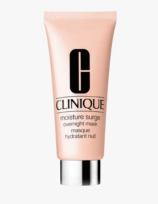 Marka Adı: Clinique
Ürün Adı: Clinique Moisture Surge Overnight Nem Maskesi
Ürün Cinsiyeti: Unisex
Ürün Tipi: Nem Maskesi
Ürün Sezonsallığı: Belirtilmemiş
Ürün Çeşidi: Belirtilmemiş
Ürün Özellikleri: Bu ürün, Clinique markasına ait, gece boyunca cilde yoğun nem sağlamak üzere özel olarak formüle edilmiş bir maskedir. Pastel şeftali tonlarında, kullanımı kolay, yumuşak bir tüp ambalajda sunulmaktadır ve şık, parlak gümüş renkli bir kapakla tamamlanmıştır. Cildin uyku sırasında derinlemesine beslenmesini, nem dengesinin sağlanmasını ve onarılmasını destekleyerek, sabah daha dolgun, pürüzsüz ve taze bir cilt görünümü sunmayı amaçlar. Moisture Surge serisinin bir parçası olarak, cildin nem tutma kapasitesini artırma özelliği öne çıkar.
Öne Çıkan Detaylar:
- Gece boyunca cilde yoğun ve sürekli nemlendirme sağlar.
- Cildin doğal nem bariyerini desteklemeye yardımcı olur.
- Sabah daha dinlenmiş, taze ve pürüzsüz bir cilt hissi sunar.
Kimler Kullanıyor?: Cildini derinlemesine nemlendirmek, gece boyunca onarım sürecini desteklemek ve sabah daha canlı bir görünümle uyanmak isteyenler için idealdir. Özellikle kuruluk, matlık veya yorgunluk belirtileri gösteren cilde sahip olan, cilt bariyerini güçlendirmeyi ve genel cilt sağlığını desteklemeyi hedefleyen herkesin günlük cilt bakımı rutinine kolayca adapte edebileceği bir üründür. Cildine düzenli ve özenli bir bakım sağlamayı tercih eden bireyler için uygundur.