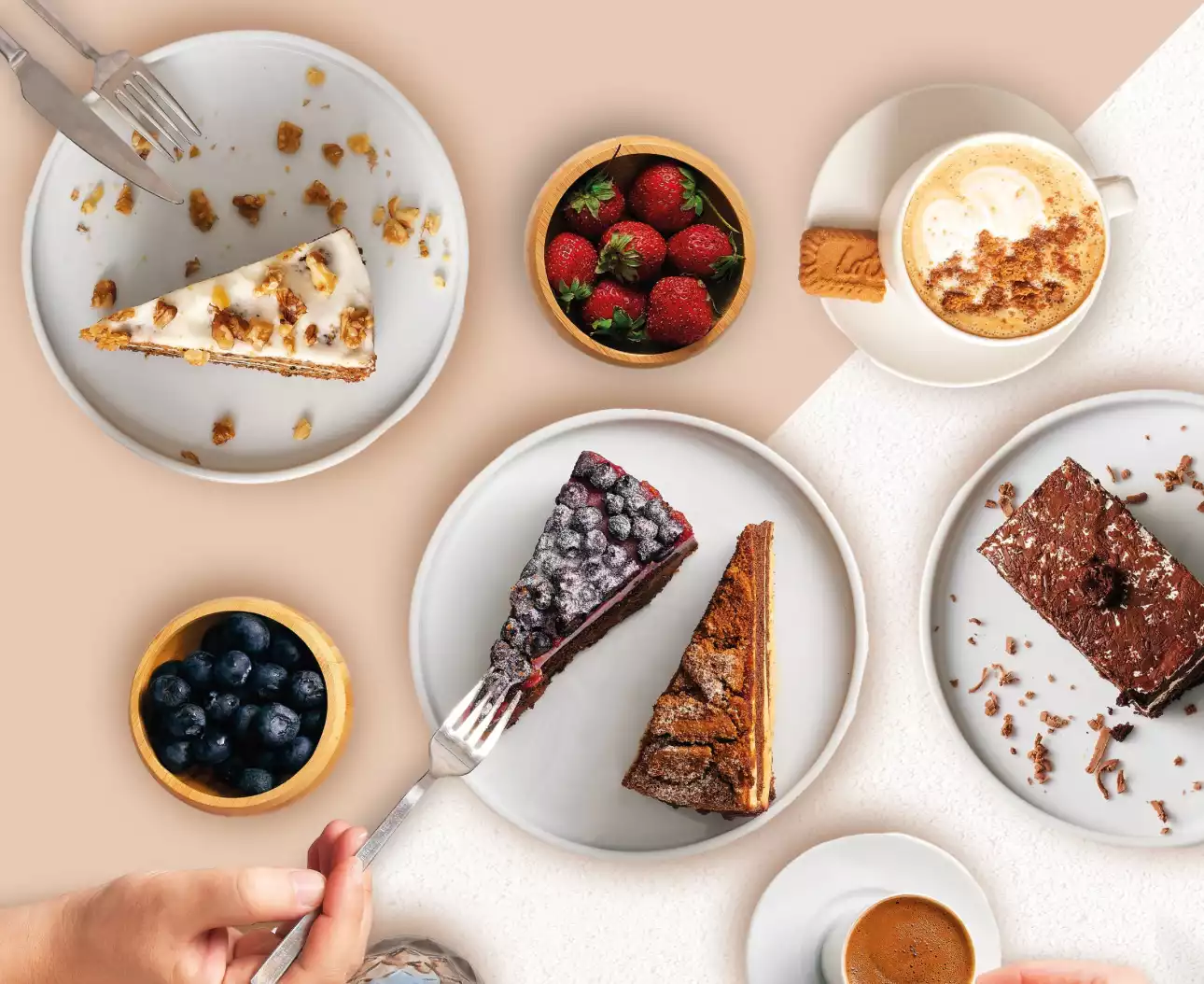 Alp Çekici –: Oggusto, Alp Çekici - Şeflerin Lezzet Rotaları. Şefin önerisi CoffeeMania'yı yansıtan davetkar masa. İki renkli zeminde havuçlu, yaban mersinli, çikolatalı pasta dilimleri, taze çilek kaseleri ve Lotus bisküvili köpüklü kahve sunuluyor. Bir el çatalıyla orman meyveli pastayı