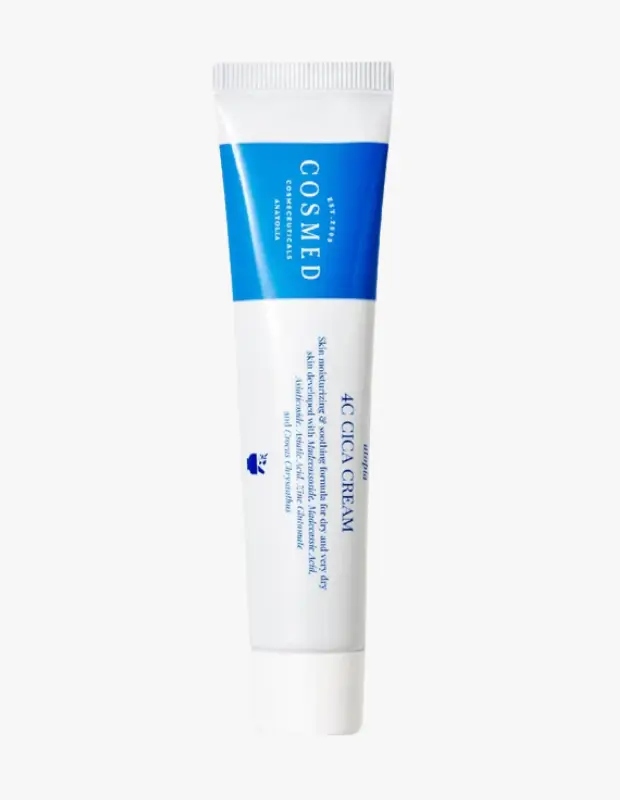 Marka Adı: Cosmed
Ürün Cinsiyeti: Belirtilmemiş
Ürün Tipi: Yüz Kremi
Ürün Sezonsallığı: Belirtilmemiş
Ürün Çeşidi: Yatıştırıcı ve Onarıcı Bariyer Kremi
Ürün Özellikleri: Bu ürün, özellikle kuru ve çok kuru cilt tipleri için geliştirilmiş, yoğun nemlendirici ve yatıştırıcı bir cilt kremidir. Centella Asiatica türevleri (Madecassoside, Madecassic Acid, Asiaticoside, Asiatic Acid), Çinko Karbonat ve Crocus Chrysanthus gibi özel içeriklerle formüle edilmiştir. Cilt bariyerini güçlendirmeyi, tahrişi ve kızarıklığı hafifletmeyi hedeflerken cilde derinlemesine nem sağlar. Ürün, beyaz ve mavi renkli, sade ve işlevsel bir tüp ambalajına sahiptir.
Öne Çıkan Detaylar:
- Centella Asiatica türevleri içeren yatıştırıcı ve onarıcı formül
- Kuru ve çok kuru ciltler için özel olarak geliştirilmiştir
- Cilt bariyerini güçlendirmeye ve kızarıklık görünümünü azaltmaya yardımcı olur
Kimler Kullanıyor?: Bu ürün, cilt bariyeri hassaslaşmış, kuruluk, kızarıklık veya tahriş gibi sorunlar yaşayan bireyler için uygundur. Özellikle yoğun nemlendirmeye ihtiyaç duyan kuru ve çok kuru cilt tiplerine sahip kişiler, cildini sakinleştirmek, onarmak ve daha sağlıklı bir görünüme kavuşturmak isteyen herkes bu kremi günlük bakım rutinine dahil edebilir.