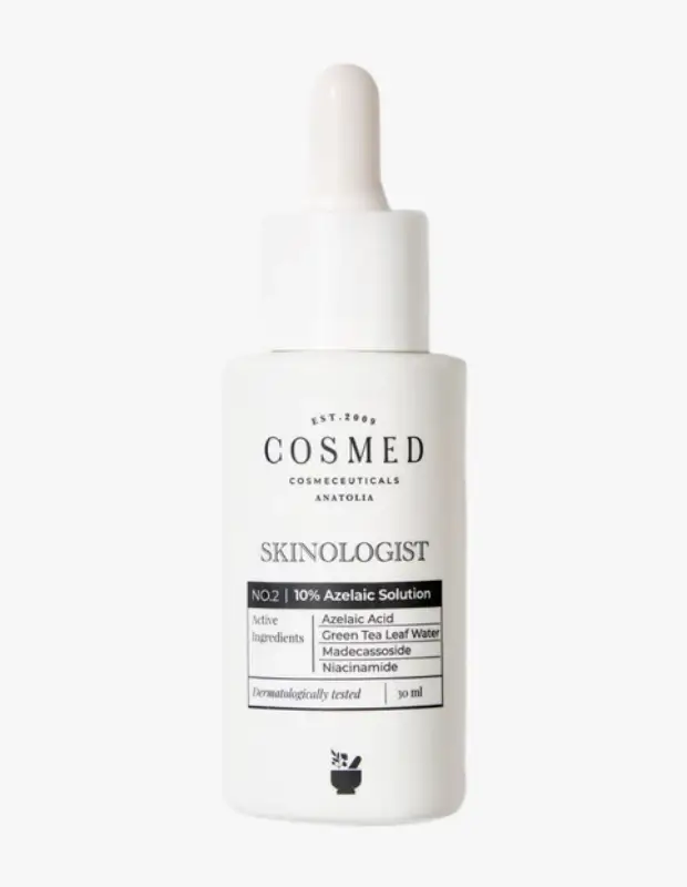 Marka Adı: Cosmed
Ürün Cinsiyeti: Belirtilmemiş
Ürün Tipi: Serum
Ürün Sezonsallığı: Belirtilmemiş
Ürün Çeşidi: Leke karşıtı ve cilt tonu eşitleyici serum
Ürün Özellikleri: Bu serum, damlalıklı beyaz bir şişede sunulan 30 ml hacimli bir cilt bakım ürünüdür. %10 Azelaik Asit çözeltisi, Yeşil Çay Yaprağı Suyu, Madecassoside ve Niasinamid gibi aktif bileşenler içerir. Dermatolojik olarak test edilmiştir. Ciltteki leke görünümünü azaltmaya, kızarıklığı yatıştırmaya ve cilt tonunu eşitlemeye yardımcı olan formülüyle öne çıkarak daha pürüzsüz ve aydınlık bir cilt görünümü sunar.
Öne Çıkan Detaylar:
- %10 Azelaik Asit içeren leke ve kızarıklık karşıtı formül
- Yeşil Çay Yaprağı Suyu, Madecassoside ve Niasinamid ile zenginleştirilmiş aktif içerikler
- Dermatolojik olarak test edilmiş 30 ml'lik ürün
Kimler Kullanıyor?: Hassasiyet, kızarıklık, leke veya cilt tonu eşitsizliği gibi endişeleri olan ve cildinde daha aydınlık, sakin ve pürüzsüz bir görünüm arayışında olan bireyler bu serumu rutinlerine dahil edebilirler. Cildini önemli anlara hazırlayan, dengeli ve sağlıklı bir cilt görünümüne önem veren herkesin tercih edebileceği bir üründür.
