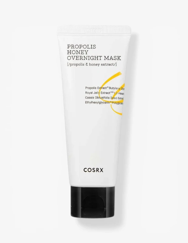 Marka Adı: Cosrx
Ürün Adı: Cosrx Full Fit Propolis Honey Overnight Mask
Ürün Cinsiyeti: Unisex
Ürün Tipi: Gece Maskesi
Ürün Sezonsallığı: Belirtilmemiş
Ürün Çeşidi: Propolis ve Bal Özlü Cilt Maskesi
Ürün Özellikleri: Cosrx Full Fit Propolis Honey Overnight Mask, cildi gece boyunca derinlemesine beslemek ve nemlendirmek üzere özel olarak formüle edilmiş bir cilt bakım ürünüdür. Propolis, bal ve arı sütü özleri gibi zengin içerikleri sayesinde cilt bariyerini güçlendirmeye, tahrişi yatıştırmaya ve cildin doğal onarım sürecini desteklemeye yardımcı olur. Hafif ve cilt tarafından kolayca emilen yapısıyla gözenekleri tıkamadan çalışır. Sabahları uyandığınızda cildin daha canlı, parlak, dinlenmiş ve elastikiyet kazanmış bir görünüm sunmasını hedefler.
Öne Çıkan Detaylar:
- Yoğun propolis, bal ve arı sütü özleri ile cildi derinlemesine besler ve yatıştırır.
- Gece boyunca cildin doğal onarım sürecini destekleyerek nem dengesini sağlar.
- Sabahları daha canlı, parlak ve dinlenmiş bir cilt görünümü sunar.
Kimler Kullanıyor?: Cilt bakım rutininde gece onarımına ve yoğun nemlendirmeye öncelik veren herkes bu maskeyi tercih edebilir. Özellikle cildinin yorgunluğunu gidermek, daha dinlenmiş ve sağlıklı bir görünüm kazanmak isteyen, erken yaşta cilt bakımı alışkanlıklarını benimsemiş bireyler için idealdir. Cilt bariyerini güçlendirerek sağlıklı ve ışıltılı bir cilt arayışında olan, iyi yaş alma felsefesini benimseyen herkesin rutinine kolayca dahil edilebilir.