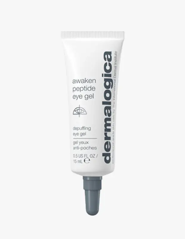 Marka Adı: Dermalogica
Ürün Cinsiyeti: Unisex
Ürün Tipi: Göz Çevresi Jeli
Ürün Sezonsallığı: Belirtilmemiş
Ürün Çeşidi: Awaken Peptide Göz Çevresi Jeli
Ürün Özellikleri: Bu Dermalogica göz çevresi jeli, peptit içeriğiyle formüle edilmiş olup, göz çevresindeki şişlik görünümünü azaltmaya yardımcı olmak üzere tasarlanmıştır. Jel yapısıyla hafif bir his bırakırken, 15 ml / 0.5 US FL. OZ. hacmindeki beyaz tüp ambalajı ve gri aplikatör ucuyla kolayca ve hassas bir şekilde uygulanabilir.
Öne Çıkan Detaylar:
- Peptit içerikli formül
- Göz çevresi şişliklerini gidermeye yardımcı
- Hafif ve jel yapılı
Kimler Kullanıyor?: Göz çevresi şişliklerinden şikayetçi olan, daha dinlenmiş ve canlı bir görünüm arayan kişiler için idealdir. Özellikle makyaj öncesi göz altı bölgesini pürüzsüzleştirerek kapatıcının çizgilere dolmasını engellemek ve taze bir bitiş elde etmek isteyenler bu jeli tercih edebilir. Cilt bakım rutininde peptitlerin yenileyici etkisinden faydalanmak isteyen ve hafif, jel formda bir ürün arayan herkesin kullanımına uygundur.