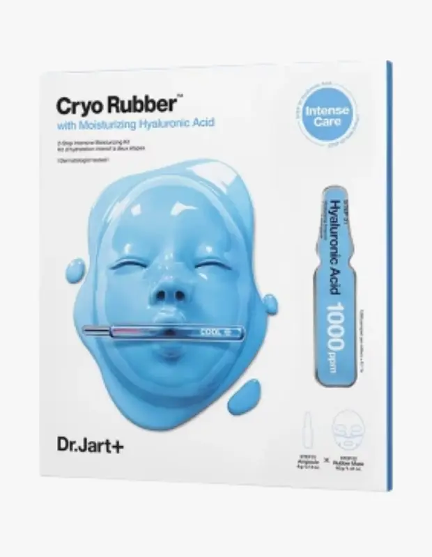 Marka Adı: Dr.Jart+
Ürün Cinsiyeti: Belirtilmemiş
Ürün Tipi: Yüz maskesi kiti
Ürün Sezonsallığı: Belirtilmemiş
Ürün Çeşidi: Nemlendirici kauçuk yüz maskesi
Ürün Özellikleri: Bu ürün, Dr.Jart+ markasının Cryo Rubber serisine ait, hyalüronik asit içeren iki aşamalı yoğun nemlendirici bir yüz maskesi kitidir. İçeriğinde 1000 ppm hyalüronik asit barındıran bir ampul (4g) ve cilde soğuk bir etki sağlamayı amaçlayan, kauçuk yapıda bir maske (40g) bulunur. Dermatologlar tarafından test edilmiş olup, yoğun cilt bakımı ve nemlendirme için tasarlanmıştır. Mavi tonlarda, sade ve bilimsel bir estetiğe sahip ambalajıyla dikkat çeker.
Öne Çıkan Detaylar:
- Cryo Rubber teknolojisi ile cilde soğutma etkisi ve yoğun nem.
- 1000 ppm hyalüronik asit içeren formülüyle derinlemesine nemlendirme.
- Ampul ve kauçuk maskeden oluşan iki aşamalı yoğun bakım kiti.
Kimler Kullanıyor?: Ciltlerine yoğun nemlendirme sağlamak isteyen, parlak ve dolgun bir görünüm arayan kişiler tarafından tercih edilebilir. Özel günler öncesinde cildini şımartmak ve soğutma etkisiyle ferahlatmak isteyenler, evde profesyonel düzeyde bir bakım deneyimi arayan herkes için uygundur. Dermatologlar tarafından test edilmiş ürünleri önemseyen ve iki aşamalı, hedefe yönelik cilt bakımı rutinlerini benimseyen kişiler tarafından kullanılabilir.