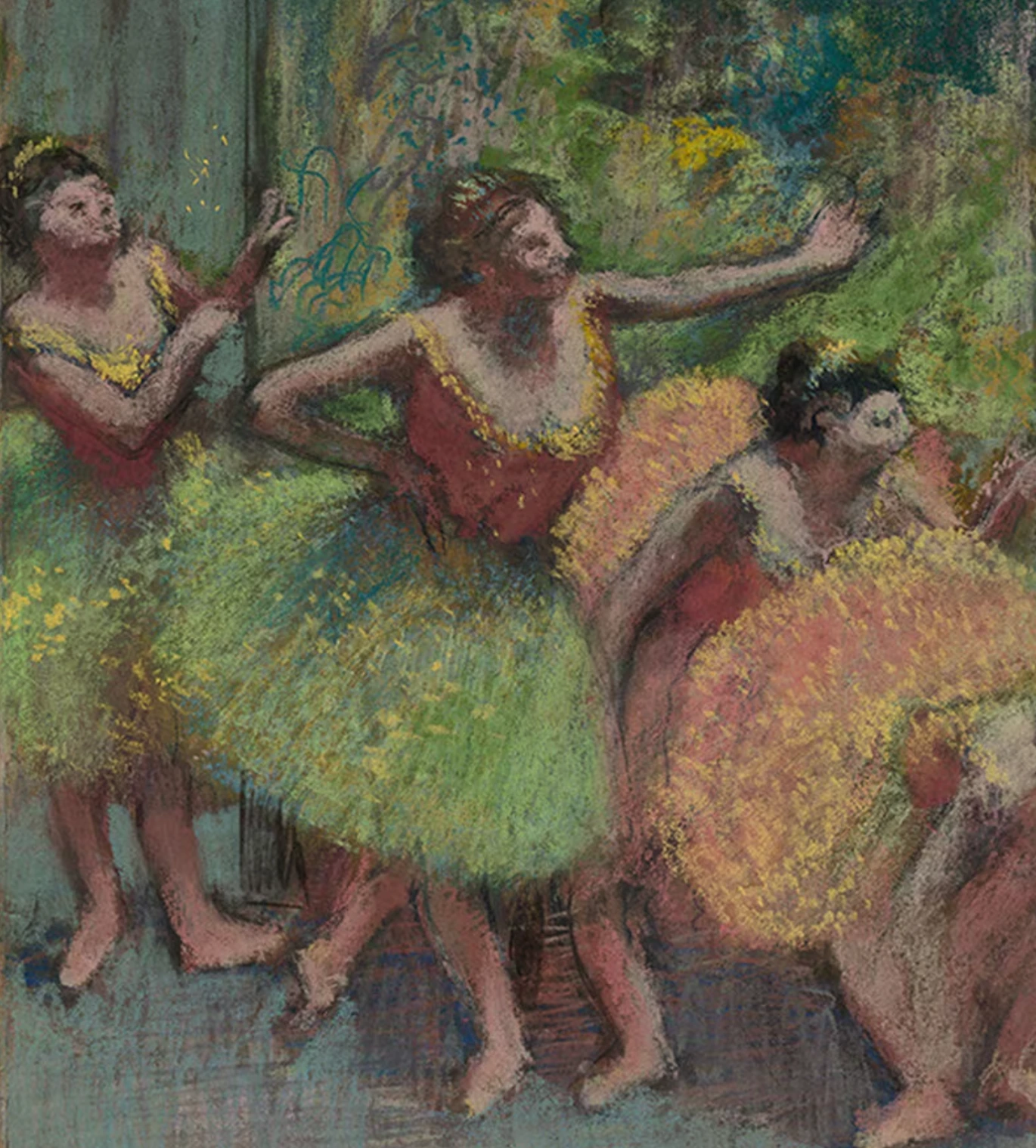 Edgar Degas'ın yeşil ve sarı tütülü dansçıları gösteren pastel tablosu, sahnede veya kuliste duran, bazıları kolunu kaldırmış, diğerleri ise başını eğmiş farklı pozlardaki balerinlerin hareketli anlarını ve ışık oyunlarını zarifçe betimliyor.
