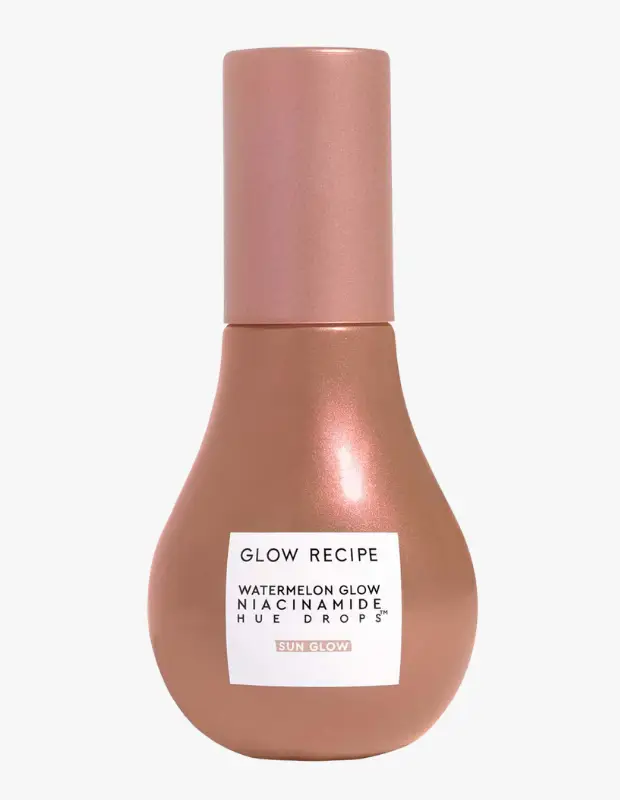 Marka Adı: GLOW RECIPE
Ürün Cinsiyeti: Belirtilmemiş
Ürün Tipi: Aydınlatıcı ve Renkli Damla Serum
Ürün Sezonsallığı: Bahar/Yaz
Ürün Çeşidi: Bronzlaştırıcı Etkili Aydınlatıcı
Ürün Özellikleri: Bu ürün, niasinamid ve karpuz özü içeren, damla formunda bir aydınlatıcı serumdur. Cilde doğal ve ışıltılı bir bronz-şeftali tonu vererek, güneşten öpülmüş bir görünüm kazandırır. Hafif ve ince yapısıyla ciltte ağırlık yapmaz, kolayca dağılır ve sağlıklı, parlak bir bitiş sunar.
Öne Çıkan Detaylar:
- Cilde doğal güneş ışıltısı ve bronzluk veren özel formül
- Niasinamid içeriği ile cilt tonunu eşitlemeye ve aydınlatmaya yardımcı olur
- Karpuz özü ile cildi nemlendirir ve taze bir görünüm sunar
Kimler Kullanıyor?: Doğal, canlı ve zahmetsiz bir görünümü benimseyen, cildine içeriden gelen bir parlaklık katmak isteyen kişiler bu ürünü tercih edebilir. Makyaj rutinlerinde ağır kapatıcılar yerine, cildin sağlıklı ışıltısını ön plana çıkaran, bronz ve taze bir bitiş arayan herkesin kullanabileceği bir üründür. Aktif ve bilinçli bir yaşam tarzını makyajıyla da yansıtmak isteyenler için idealdir.