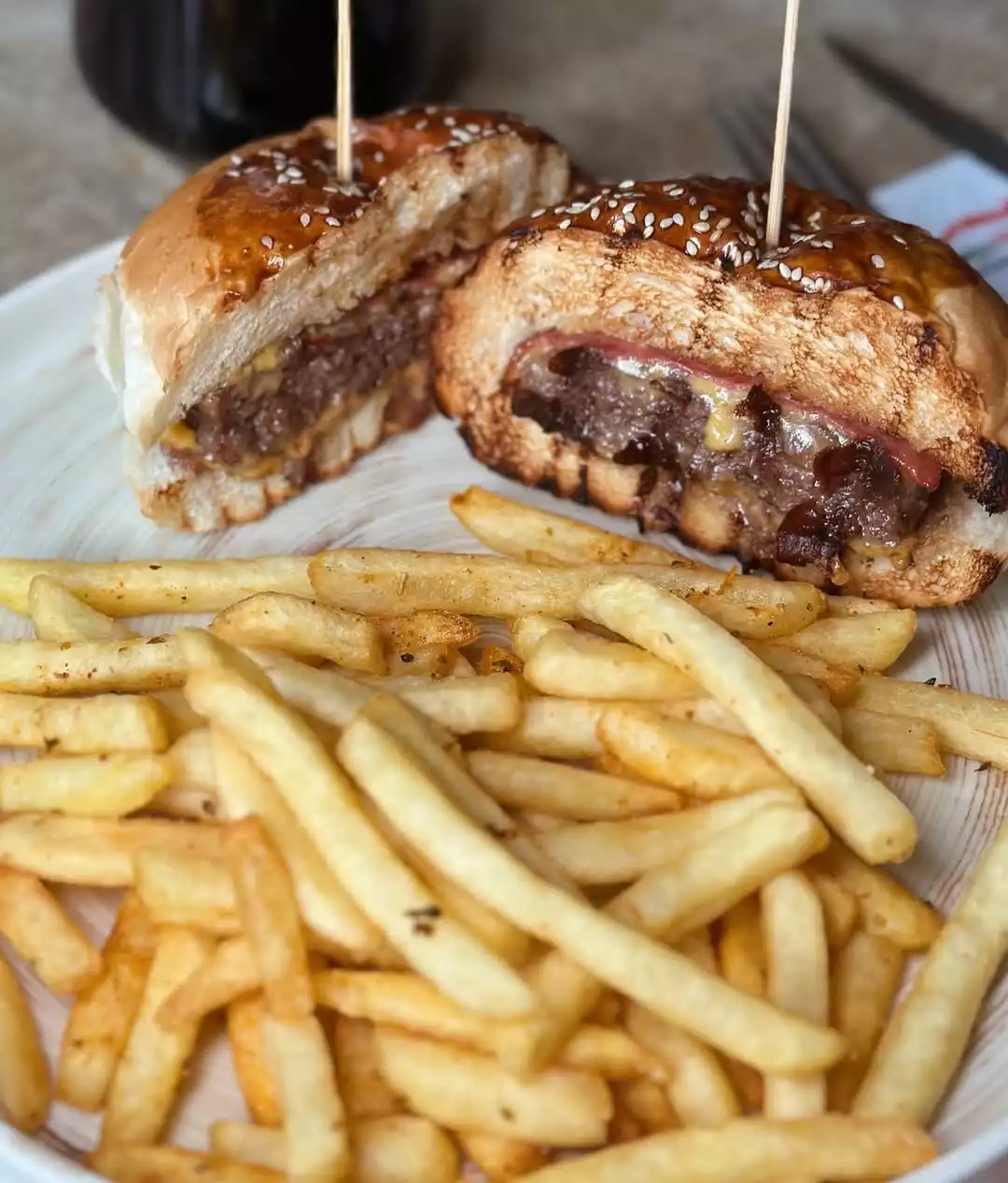 Alp Çekici –: Oggusto: Alp Çekici - Şeflerin Lezzet Rotaları yazısında tavsiye edilen Komşu Burger'den iştah açıcı bir menü. İkiye bölünüp kürdanla tutturulmuş, erimiş peynirli ve kalın köfteli susamlı hamburger, önünde bol porsiyon altın sarısı çıtır patates kızartmasıyla açık renk tabakta
