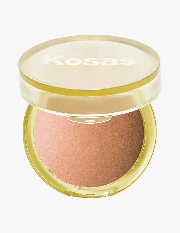 Marka Adı: Kosas
Ürün Adı: Kosas Bronzlaştırıcı Pudra
Ürün Cinsiyeti: Kadın
Ürün Tipi: Bronzlaştırıcı Pudra
Ürün Sezonsallığı: Yaz
Ürün Çeşidi: Pudra
Ürün Özellikleri: Şeffaf sarımsı/altın tonlu kompakt bir ambalajda sunulan bu bronzlaştırıcı pudra, açık şeftali/açık kahve tonundan daha koyu bronz bir tona doğru doğal bir renk geçişine sahiptir. Işığı yumuşakça yansıtan ince toz formülü, cilde doğal, sağlıklı ve ışıltılı bir bronzluk etkisi vermek üzere tasarlanmıştır. Yüzün yüksek noktalarına uygulandığında, cildin altındaki krem ürünleri sabitleyerek kalıcılığı artırır ve yaz makyajında hedeflenen çabasız ve doğal bronzluk görünümünü destekler. Ciltle kolayca bütünleşerek lekesiz ve pürüzsüz bir bitiş sağlar.
Öne Çıkan Detaylar:
- İki tonlu renk geçişiyle doğal bronzluk
- Işığı yumuşakça yansıtan ince toz formül
- Şık, şeffaf sarımsı/altın kompakt ambalaj
Kimler Kullanıyor?: Doğal, sağlıklı ve güneşten öpülmüş bir bronzluk görünümü arayanlar; yazın enerjisini makyajına taşımak isteyenler; sahilden yeni dönmüşçesine çabasız ve hafif bir tavrı benimseyenler bu ürünü tercih edebilir. Kontrollü ve yumuşak geçişli bir bronzluğa önem veren, ten makyajında aşırı parlaklıktan ziyade içten gelen bir ışıltı arayan herkes için idealdir.