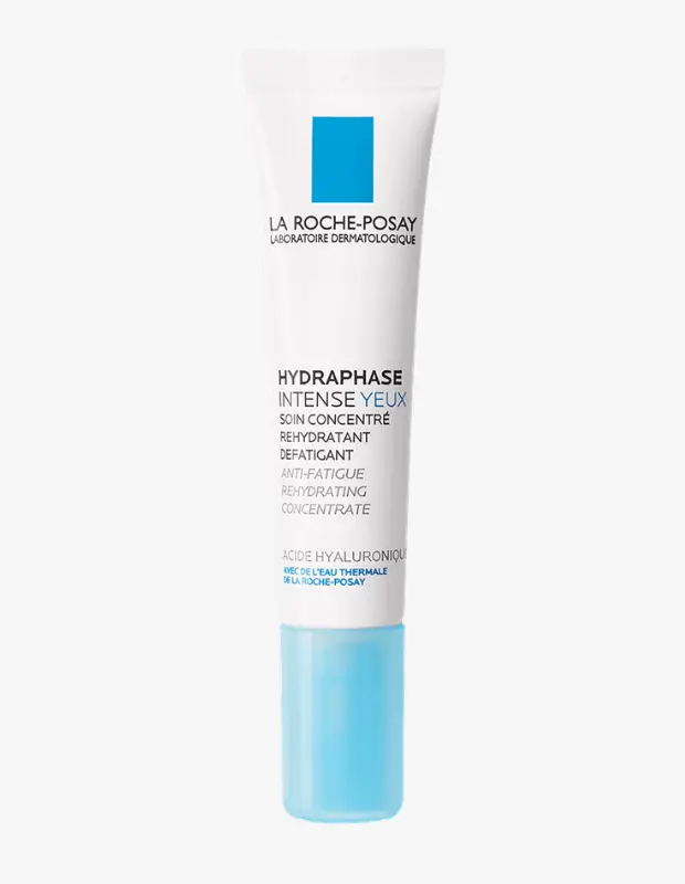 Marka Adı: La Roche-Posay
Ürün Adı: La Roche-Posay HYDRAPHASE Intense Göz Kremi
Ürün Cinsiyeti: Unisex
Ürün Tipi: Göz Kremi
Ürün Sezonsallığı: Belirtilmemiş
Ürün Çeşidi: Göz Çevresi Bakım Ürünü
Ürün Özellikleri: La Roche-Posay HYDRAPHASE Intense Göz Kremi, göz çevresindeki hassas ve ince deriyi yoğun bir şekilde nemlendirmek ve yorgunluk belirtilerini hafifletmek üzere formüle edilmiş konsantre bir üründür. Cildin doğal nem bariyerini güçlendirmeye yardımcı olan hyaluronik asit ve yatıştırıcı La Roche-Posay Termal Suyu içerir. Beyaz tüp ambalajı ve açık mavi aplikatör kısmı ile kullanımı kolaydır. Hafif yapılı formülü sayesinde hızla emilir, göz çevresindeki ince çizgilerin görünümünü azaltmaya ve daha dinlenmiş, canlı bir görünüm sağlamaya destek olur.
Öne Çıkan Detaylar:
- Yoğun nemlendirme sağlayan Hyaluronik Asit içeriği
- Yorgunluk belirtilerini hafifletmeye yardımcı anti-fatigue özelliği
- Hassas göz çevresi için özel olarak formüle edilmiş konsantre yapı
Kimler Kullanıyor?: Mimik kullanımı, ekran maruziyeti, uykusuzluk veya strese bağlı olarak göz çevresinde kuruluk, yorgunluk ve ilk ince çizgilerin oluştuğunu fark eden herkes bu ürünü tercih edebilir. Özellikle erken yaşta cilt bakım rutinine nazik ve etkili bir göz çevresi bakımı eklemek isteyen, nemlendirme ve yorgunluk giderici özellikler arayan, hassas göz çevresine sahip kişiler için idealdir.