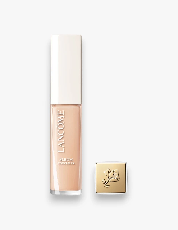 Marka Adı: Lancome
Ürün Cinsiyeti: Belirtilmemiş
Ürün Tipi: Kapatıcı
Ürün Sezonsallığı: Belirtilmemiş
Ürün Çeşidi: Serum kapatıcı
Ürün Özellikleri: Bu Lancome serum kapatıcı, ten rengi açık/orta tonda, şeffaf, dikdörtgen tasarımlı bir şişede sunulmaktadır. Üzerinde Lancome markası ve ürünün serum kapatıcı olduğu belirtilmiştir. Ürün, beyaz kapaklı zarif bir tasarıma sahiptir ve yanındaki ayrı, altın renkli, gül motifli kapak Lancome markasının lüks ve klasik stilini yansıtır. Serum yapısı sayesinde cilde ağırlık yapmadan doğal bir bitiş sunar, göz altlarını aydınlatır ve nemli bir görünüm sağlamaya yardımcı olur.
Öne Çıkan Detaylar:
- Serum yapılı hafif formül
- Cilde ağırlık yapmayan doğal bitiş
- Altın renkli, gül motifli lüks ambalaj detayı
Kimler Kullanıyor?: Kullanıcılar, özel günler için hazırlanan ışıltılı ve kalıcı makyajları veya günlük rutinlerinde taze ve aydınlık bir görünümü tercih eden, ciltlerine ağırlık yapmayan, doğal bitişli ürünler arayan kişilerdir. Özgüvenli ve bakımlı bir duruş sergilemeyi seven, zarif ve modern estetiği benimseyen herkes için uygundur.