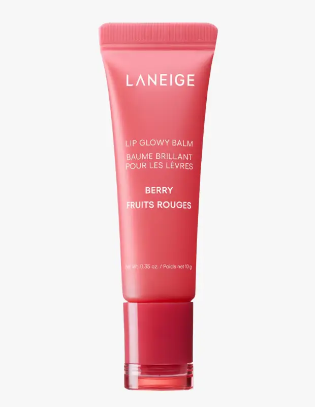 Marka Adı: LANEIGE
Ürün Adı: Laneige Unisex Lip Glowy Balm Berry
Ürün Cinsiyeti: Unisex
Ürün Tipi: Dudak Balmı
Ürün Sezonsallığı: Belirtilmemiş
Ürün Çeşidi: Berry
Ürün Özellikleri: Laneige Lip Glowy Balm Berry, dudaklara cam gibi parlak bir bitiş ve hafif, meyvemsi bir nemlendirme sağlayan tüp formunda bir üründür. 10 gramlık pratik boyutuyla gün boyu kolayca tazelenebilir, dudaklara yapışkanlık hissi yaratmadan konforlu bir bakım sunar. Hibrit jel-balm formülü sayesinde dudakları besler, canlandırır ve dolgun, pürüzsüz bir görünüm kazandırır.
Öne Çıkan Detaylar:
- Gün boyu süren hafif ve meyvemsi nemlendirme
- Dudaklara cam gibi parlaklık ve pürüzsüz bir görünüm kazandırır
- Tüp formunda pratik, cep boy ve yapışkanlık hissi bırakmayan jel-balm doku
Kimler Kullanıyor?: Günlük makyaj rutinlerinde doğal bir ışıltı ve sürekli nem arayanlar, dudaklarında hafif ve yapışkanlık hissi bırakmayan ürünleri tercih edenler bu balmı severek kullanabilir. Pratik tüp ambalajıyla çantalarında kolayca taşıyarak gün boyu dudaklarını beslemeyi ve meyvemsi kokularla ferahlatmayı seven, hem bakım hem de parlaklık etkisini bir arada sunan hibrit ürünleri benimseyen herkes için uygundur.