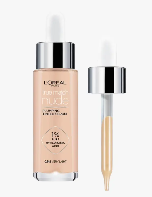 Marka Adı: L'Oréal Paris
Ürün Cinsiyeti: Belirtilmemiş
Ürün Tipi: Renkli serum fondöten
Ürün Sezonsallığı: Belirtilmemiş
Ürün Çeşidi: 0.5-2 Çok Açık Renk
Ürün Özellikleri: Bu L'Oréal Paris True Match Nude Serum, cilde doğal bir görünüm ve hafif bir kapatıcılık sunan, dolgunlaştırıcı etkili renkli bir serumdur. Formülü %1 saf hyaluronik asit içererek cilde nem ve esneklik sağlamayı hedefler. Şeffaf cam şişede, damlatıcı aplikatör ile sunulan ürün, kolay ve kontrollü uygulama imkanı sunar. Cilt tonuyla uyum sağlayan nude bitişiyle, sanki makyajsızmış gibi taze ve canlı bir cilt görünümü yaratır.
Öne Çıkan Detaylar:
- %1 Saf Hyaluronik Asit İçeriği
- Cilde Dolgunluk Veren Renkli Serum Formülü
- Doğal Nude Bitiş ve Cilt Tonuyla Uyum
Kimler Kullanıyor?: Cilt bakımı rutinini makyajla birleştirmeyi seven, doğal ve canlı bir ten görünümünü tercih edenler bu ürünü kullanabilir. Ağır kapatıcılık yerine cildin kendi güzelliğini ortaya çıkarmayı, nemli ve dolgun bir his bırakmayı amaçlayan, zahmetsiz ve taze bir estetiği benimseyen herkes için uygun bir seçenektir.