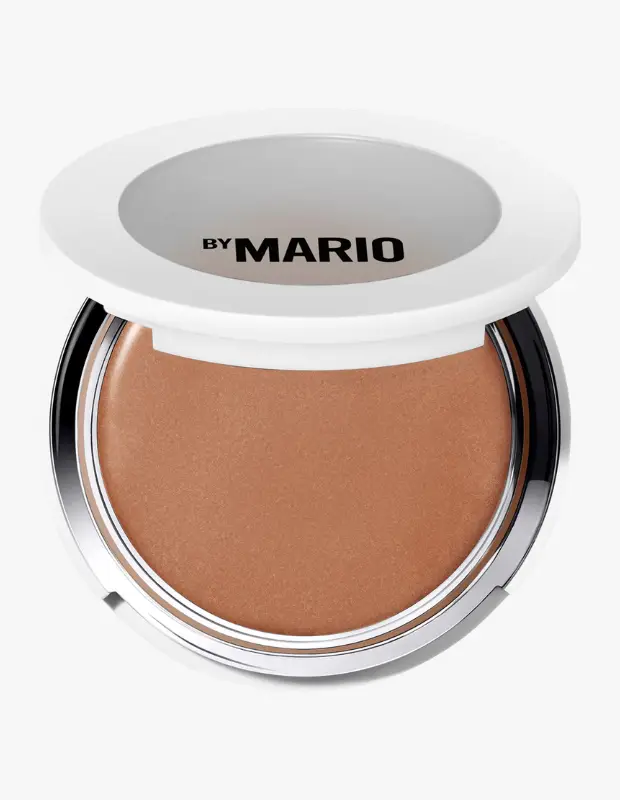 Marka Adı: Makeup By Marıo
Ürün Adı: Makeup By Marıo Soft Sculpt Transforming Skin Enhancer Cilt Balsamı
Ürün Cinsiyeti: Unisex
Ürün Tipi: Bronzlaştırıcı Cilt Balsamı
Ürün Sezonsallığı: Yaz
Ürün Çeşidi: Makyaj Ürünü
Ürün Özellikleri: Şık beyaz bir kapak ve gümüş detaylara sahip yuvarlak kompakt ambalajda sunulan bu kremsi cilt balsamı, cilde doğal ve sağlıklı bir bronzluk kazandırmak için tasarlanmıştır. İçten gelen, kontrollü bir ışıltı sağlayan yumuşak dokusu sayesinde ciltle mükemmel bir şekilde bütünleşir ve kolayca dağılır. Yüz hatlarını nazikçe şekillendirerek güneşin doğal olarak değdiği bölgelerde sıcak ve doğal bir bronz görünüm sunar.
Öne Çıkan Detaylar:
- Kremsi formülü sayesinde ciltle kolayca kaynaşır ve doğal bir bitiş sağlar.
- Yüze sağlıklı ve içten gelen, kontrollü bir bronz ışıltısı verir.
- Yanaklar, şakaklar ve göz kapakları gibi farklı bölgelerde çok yönlü kullanım sunar.
Kimler Kullanıyor?: Bu ürün, makyajında çabasız ve doğal bir bronzluk arayan herkes için idealdir. Sağlıklı bir ışıltıyla yüz hatlarını yumuşak geçişlerle belirginleştirmeyi seven, güneşten yeni dönmüş gibi taze ve canlı bir görünüm yakalamak isteyen bireylerin makyaj rutininde vazgeçilmez bir yer edinebilir. Hem günlük kullanımda hem de yaz akşamlarında doğal bir sıcaklık katmak isteyenler için mükemmel bir seçimdir.