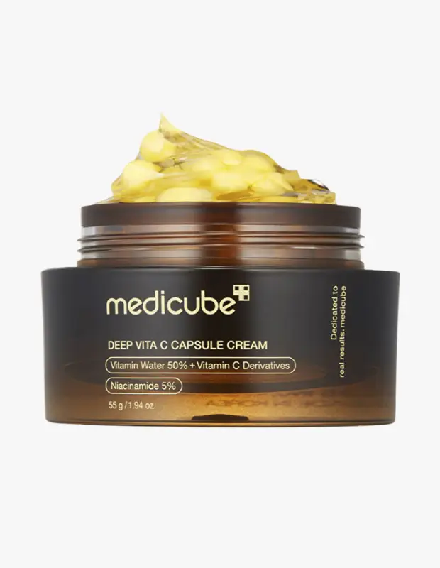 Marka Adı: Medicube
Ürün Cinsiyeti: Belirtilmemiş
Ürün Tipi: Kapsül Yüz Kremi
Ürün Sezonsallığı: Tüm Sezon
Ürün Çeşidi: 5 Çeşit C Vitaminli
Ürün Özellikleri: Bu Medicube Deep Vita C Kapsül Yüz Kremi, leke karşıtı ve cildi aydınlatıcı özellikleriyle öne çıkar. %50 C vitamini suyu ve çeşitli C vitamini türevleriyle zenginleştirilmiş olup, ayrıca %5 oranında niasinamid içerir. Gözle görülür sarı renkli kapsülleri barındıran jel-krem formundaki ürün, 55 gramlık koyu kahverengi cam bir kavanozda sunulmaktadır. Antioksidan desteği sağlayarak cildin daha canlı, eşit tonlu ve pürüzsüz görünmesine yardımcı olur.
Öne Çıkan Detaylar:
- Yüksek oranda %50 C vitamini suyu ve C vitamini türevleri içerir.
- Cilt tonunu eşitlemeye ve leke görünümünü azaltmaya destek olan %5 niasinamid formülü.
- Gözle görülür kapsülleri sayesinde cildi etkili bir şekilde aydınlatır ve canlandırır.
Kimler Kullanıyor?: Daha aydınlık, eşit tonlu ve canlı bir cilt görünümüne kavuşmak isteyen herkesin kullanımına uygun bir üründür. Ciltlerindeki koyu lekelerin, ton farklılıklarının veya donuk görünümün azalmasını hedefleyen, aynı zamanda güçlü antioksidan koruma ile ciltlerini desteklemek isteyen bireyler tarafından tercih edilebilir. Özellikle önemli günler öncesinde cildine ışıltı katmak isteyenler için ideal bir seçenektir.
