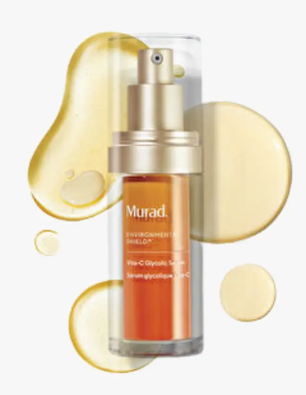 Marka Adı: Murad
Ürün Cinsiyeti: Unisex
Ürün Tipi: Serum
Ürün Sezonsallığı: Tüm Sezonlar
Ürün Çeşidi: Aydınlatıcı Serum
Ürün Özellikleri: Ürün, şeffaf cam bir şişe içinde, turuncu tonlarında bir sıvı serum formundadır. Üst kısmında metalik altın rengi, basmalı bir pompa aplikatörü ve şeffaf bir koruyucu kapak bulunmaktadır. Şişenin üzerindeki etikette Vita-C Glycolic Serum ibaresi yer almakta olup, bu da ürünün C vitamini ile glikolik asit içerdiğini göstermektedir. Bu formülasyon, cildi aydınlatma, cilt tonunu eşitleme, ölü hücreleri nazikçe arındırma ve pürüzsüz bir doku kazandırma amacıyla geliştirilmiştir. Hafif ve akışkan yapısı kolay emilim sağlarken, pompalı tasarım hijyenik ve kontrollü bir uygulama sunar.
Öne Çıkan Detaylar:
- C vitamini ve glikolik asit ile zenginleştirilmiş özel formül
- Cilt tonu eşitsizliklerini gidererek aydınlık bir görünüm sağlar
- Hijyenik ve kontrollü uygulama sağlayan pompalı şişe tasarımı
Kimler Kullanıyor?: Cildinde donukluk, ton eşitsizliği ve leke görünümü gibi endişeleri olan, daha parlak, pürüzsüz ve canlı bir cilt tonuna ulaşmayı hedefleyen bireyler kullanabilir. Özel günler öncesi cildini hazırlamak isteyenler veya günlük cilt bakım rutinlerine ışıltı katmak isteyen herkes için uygundur. Ürün, cildin genel görünümünü iyileştirmeye ve çevresel faktörlere karşı destek olmaya odaklanan herkesin rutininde yerini bulabilir.