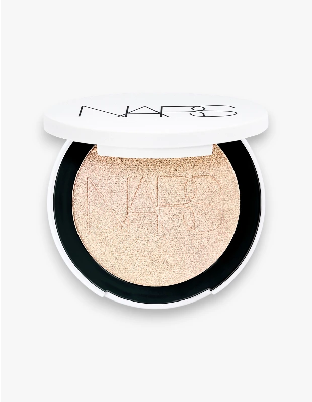 Marka Adı: NARS
Ürün Cinsiyeti: Belirtilmemiş
Ürün Tipi: Aydınlatıcı Pudra
Ürün Sezonsallığı: Tüm sezonlar
Ürün Çeşidi: Tekli Sıkıştırılmış Aydınlatıcı
Ürün Özellikleri: Bu NARS ürünü, beyaz kapaklı ve siyah tabanlı minimalist tasarıma sahip yuvarlak kompakt bir ambalajda sunulan sıkıştırılmış aydınlatıcı pudradır. Açık, ışıltılı bej veya şampanya tonlarındaki pudranın yüzeyinde markanın NARS logosu kabartmalı olarak işlenmiştir. Cilde uygulandığında doğal ve abartısız bir ışıltı sağlayarak, yüz hatlarını vurgulamak ve cildin kendi doğal parlaklığını ön plana çıkarmak üzere formüle edilmiştir. Yansıtıcı yapısı sayesinde ciltte taze, sağlıklı ve canlı bir görünüm yaratır.
Öne Çıkan Detaylar:
- Yansıtıcı etki sağlayan sıkıştırılmış pudra formu
- Pudra yüzeyindeki kabartmalı NARS logosu
- Doğal ve abartısız cilt ışıltısı sunması
Kimler Kullanıyor?: Bu ürün, makyajında doğal güzelliği ve ince ışıltıyı tercih eden, ciltlerinin kendi parlaklığını vurgulamak isteyen herkes için idealdir. Ağır ve yapay görünümlerden ziyade, taze ve canlı bir bitiş arayan, profesyonel makyaj sanatçılarının da güvendiği ürünleri günlük veya özel gün makyaj rutinlerine dahil etmek isteyen bireyler tarafından severek kullanılır. Özellikle yüz hatlarını nazikçe aydınlatarak doğal bir parlaklık katmayı amaçlayanların vazgeçilmezi olabilir.