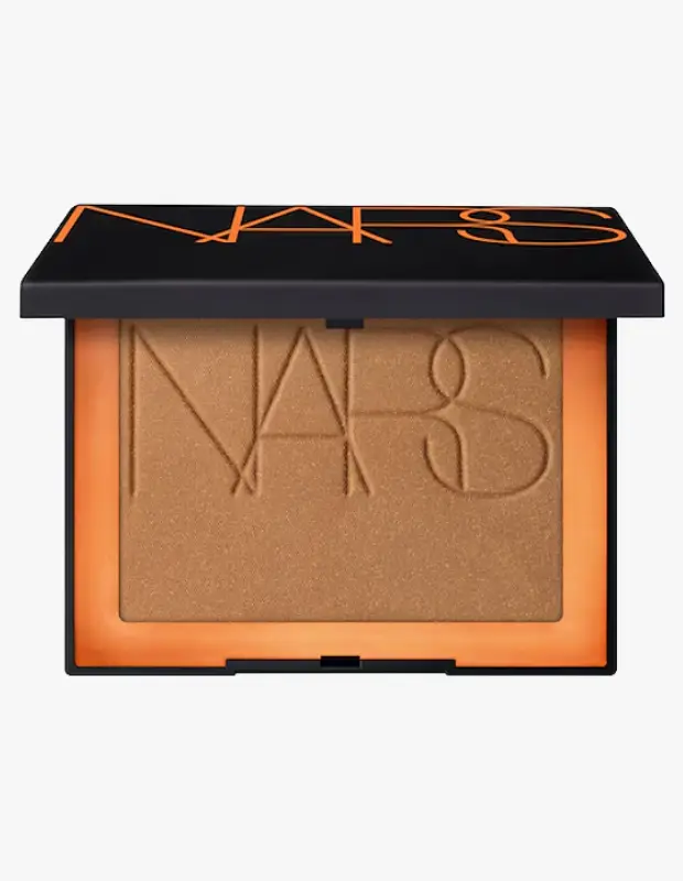 Marka Adı: Nars
Ürün Cinsiyeti: Belirtilmemiş
Ürün Tipi: Bronzlaştırıcı Pudra
Ürün Sezonsallığı: Yaz
Ürün Çeşidi: Belirtilmemiş
Ürün Özellikleri: Siyah, mat dikdörtgen bir kompakt kutuda sunulan bu bronzlaştırıcı pudra, kutunun iç kısmında ve kapağın yanlarında yer alan canlı turuncu detaylarla modern bir estetik sergilemektedir. Pudranın yüzeyi, markanın büyük NARS logosuyla kabartmalı olarak işlenmiştir. Sıcak alt tonlu, altın-kahve rengindeki bu toz formül, cilde güneşten doğal bir bronzluk ve kadifemsi, hafif ışıltılı bir bitiş kazandırmak üzere tasarlanmıştır.
Öne Çıkan Detaylar:
- Ürün yüzeyinde belirgin NARS logo kabartması
- Mat siyah dış ambalaj ve iç kısımdaki turuncu detaylar
- Doğal, sıcak ve güneş öpüşü etkisi veren toz formülü
Kimler Kullanıyor?: Cildine doğal, güneşten bronzlaşmış bir görünüm kazandırmayı seven, zahmetsiz ve taze bir ışıltı arayan herkes bu ürünü tercih edebilir. Makyaj rutinlerinde sağlıklı ve canlı bir ten görünümünü ön planda tutan, yüzüne sıcaklık ve derinlik katarken abartıdan uzak bir bitiş hedefleyen kişiler için idealdir. Bu bronzlaştırıcı pudra, aktif ve dinlenmiş bir görünümü makyajla desteklemek isteyen herkesin favorisi olmaya adaydır.
