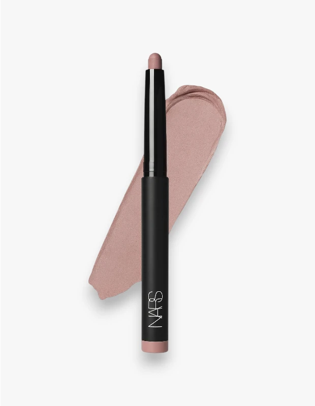 Marka Adı: Nars
Ürün Cinsiyeti: Belirtilmemiş
Ürün Tipi: Göz Farı Kalemi
Ürün Sezonsallığı: Belirtilmemiş
Ürün Çeşidi: Işıltılı, kremsi, toz pembe tonlarında göz farı kalemi
Ürün Özellikleri: Nars Total Seduction Eyeshadow Stick, siyah renkli, zarif ve kaleme benzer döner mekanizmalı ambalajında sunulan, kremsi dokulu bir göz farıdır. Görselde gösterilen renk, hafif ışıltılı ve yumuşak bir toz pembe veya gül kurusu tonundadır. Kolay uygulanabilen ve zahmetsizce göz kapaklarına yayılan bu ürün, saniyeler içinde yumuşak ve ışıltılı bir derinlik yaratır. Özellikle buğulu ama abartısız göz makyajları için idealdir ve katmanlandığında romantik bir etki sunar. Aynı zamanda uzun süreli kalıcılığı sayesinde çizgilenme yapmaz ve gün boyunca formunu korur.
Öne Çıkan Detaylar:
- Kremsi ve zahmetsizce uygulanabilen yapı
- Gözlere yumuşak ve ışıltılı bir derinlik katan bitiş
- Uzun süreli kalıcılık sayesinde akma ve çizgilenme yapmaması
Kimler Kullanıyor?: Makyajında pratikliği ve estetik bir şıklığı bir arada arayan, doğal güzelliğini nazikçe ön plana çıkarmayı seven kişiler bu ürünü tercih edebilir. Özellikle özel günlerde veya günlük yaşantılarında, gözlerinde romantik ve ışıltılı ama abartısız bir ifade yaratmak isteyen, ürünlerinin kolay uygulanabilir ve uzun süre kalıcı olmasını önemseyen herkes için uygun bir seçenektir.