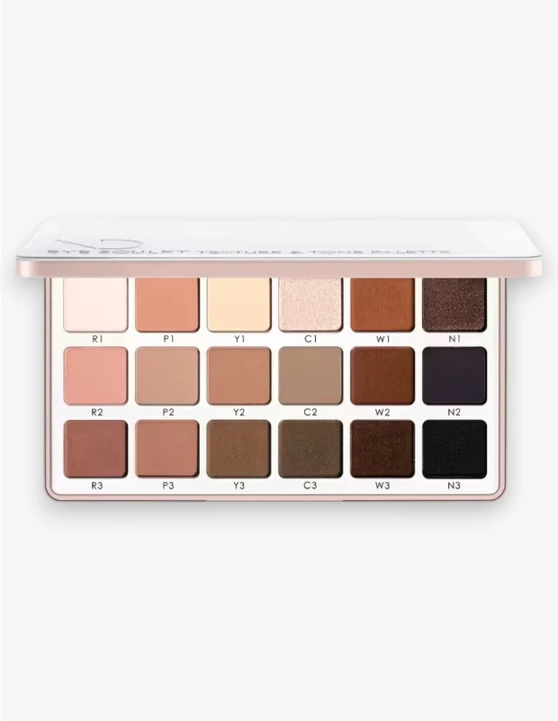 Natasha Denona Eye Sculpt Texture & Tone far paleti, bej, kahve ve pembe tonlarında 18 farklı mat ve ışıltılı göz farını içeren, profesyoneller tarafından 2026 gelin makyajı trendleri için önerilen, gözlere doğal derinlik katan bir makyaj ürünüdür.