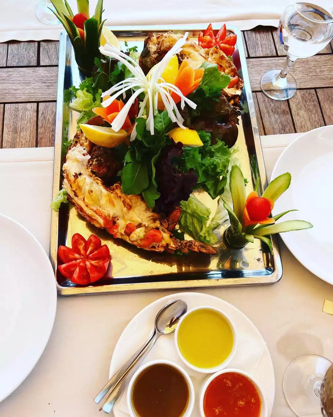 Marmaris Söğüt Köyü Octopus Restoran renkli balık sunumu.