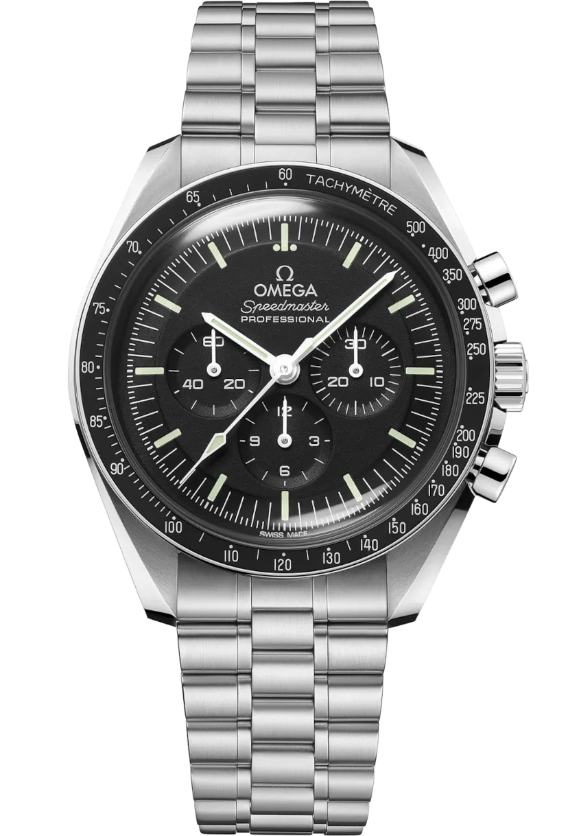 Tamamen siyah kadranlı, üç alt kadranlı ve ışıklı indekslere sahip, paslanmaz çelik kasalı ve aynı malzemeden bilezikli, ikonik Omega Speedmaster Professional Moonwatch kronograf saati yakından gösteriliyor.