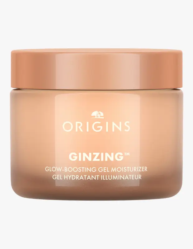 Marka Adı: Origins
Ürün Cinsiyeti: Belirtilmemiş
Ürün Tipi: Işıltı Veren Jel Nemlendirici
Ürün Sezonsallığı: Yazlık
Ürün Çeşidi: Bronz Işıltılı Jel Nemlendirici
Ürün Özellikleri: Origins markasının Ginzing serisine ait bu jel nemlendirici, cilde anında ışıltı katarken yoğun nem sağlar. Transparan, mat bronz tonlarındaki şık kavanoz ambalajı ve aynı tonda kapağı ile ürünün bronz ışıltı vaadini görsel olarak pekiştirir. Cildi dolgunlaştırarak sağlıklı ve canlı bir görünüm sunar, özellikle makyaj öncesi cildi pürüzsüz ve parlak bir zemine dönüştürmek için idealdir.
Öne Çıkan Detaylar:
- Cilde anında sağlıklı ve doğal bir ışıltı verir.
- Jel formülü sayesinde hafif yapılı olup ciltte ferahlatıcı bir etki bırakır.
- Cildi derinlemesine nemlendirerek dolgun ve pürüzsüz bir görünüm kazandırır.
Kimler Kullanıyor?: Bu ürün, makyajında doğal bir parlaklık ve bronz bir dokunuş arayan, cildine sağlıkla ışıldayan, taze ve dinlenmiş bir görünüm katmayı tercih eden herkes için uygundur. Zahmetsiz şıklığı benimseyen, aktif yaşam tarzına sahip, bakımlı ve canlı bir cilt görünümünü önemseyen bireylerin günlük güzellik rutinlerinin vazgeçilmezi olabilir. Özellikle güneşin öptüğü, enerjik ve ışıltılı bir cilt estetiğini sevenler bu nemlendirici ile aradıkları etkiyi yakalayabilirler.