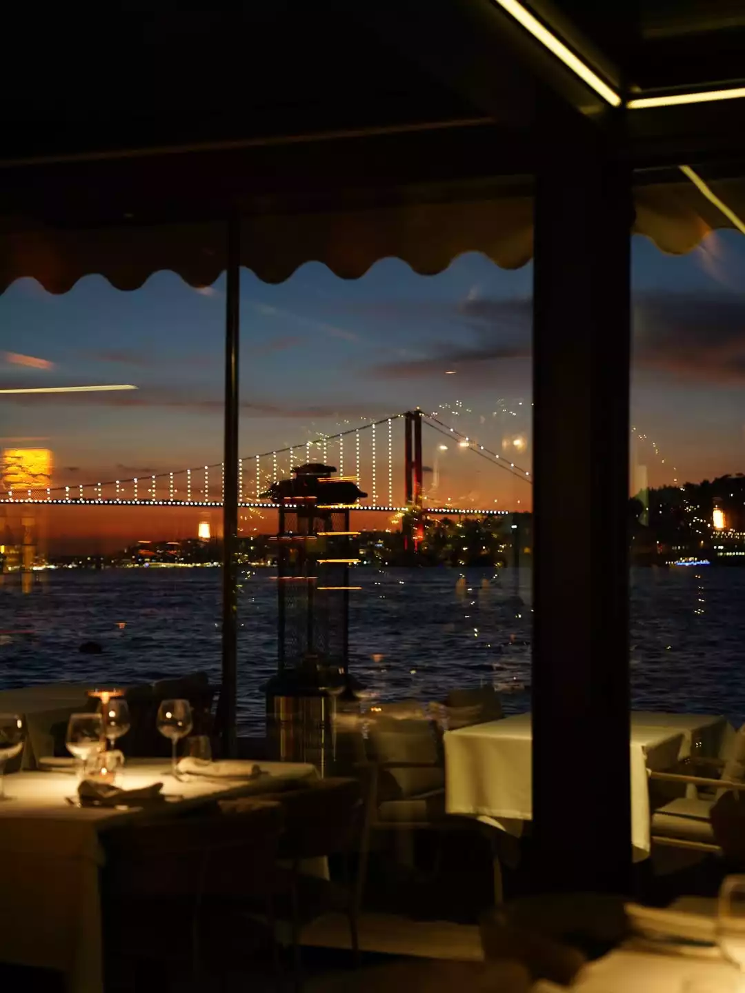 Oggusto: Salvatore Cannetiello - Şeflerin Lezzet Rotaları. Şefin romantik buluşmalar için önerdiği Osteria Salvatore. Beyaz örtülü şık masaların cam kenarından, akşam karanlığında ışıldayan Boğaziçi Köprüsü ve denizin büyüleyici manzarası yansıyarak mekanın romantik atmosferini vurguluyor.