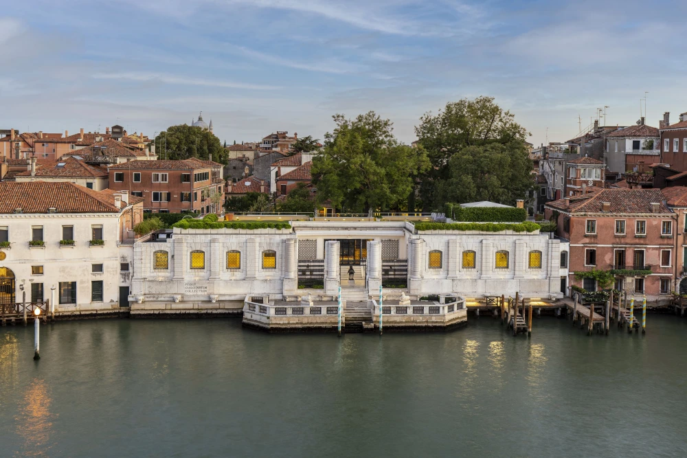 Büyük Kanal kenarında, Peggy Guggenheim Koleksiyonu'na ev sahipliği yapan ve cephesinde bu ismin yazılı olduğu Palazzo Venier dei Leoni, altın sarısı pencereleri ve yeşil çatısı ile çevresindeki geleneksel Venedik evleri arasında öne çıkıyor.