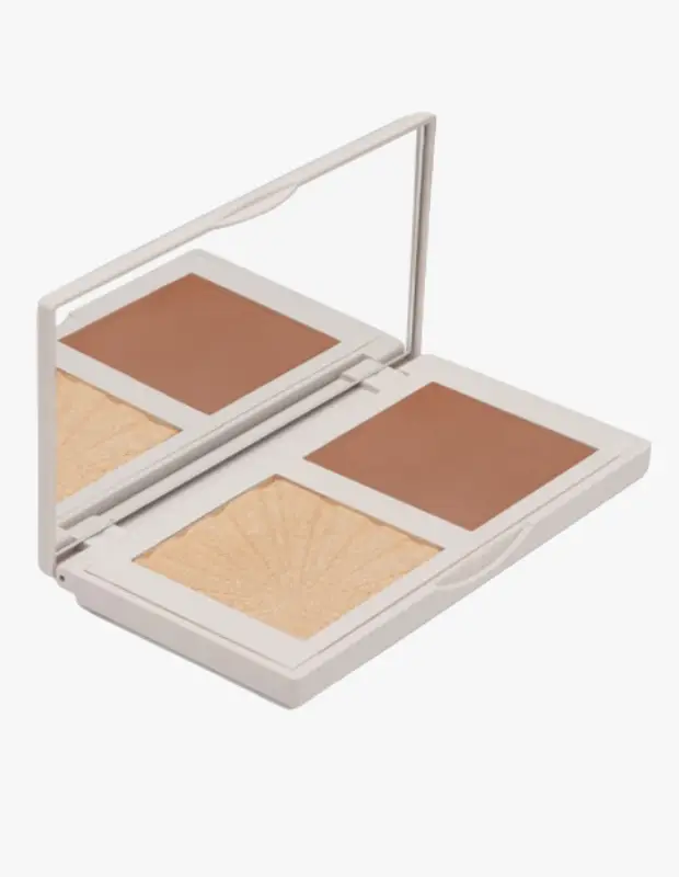 Marka Adı: Pastel x Arzu Sabancı
Ürün Cinsiyeti: Kadın
Ürün Tipi: Yüz Makyajı / Bronzlaştırıcı ve Aydınlatıcı Paleti
Ürün Sezonsallığı: Yaz / Tüm Sezon
Ürün Çeşidi: Bronzlaştırıcı ve Aydınlatıcı Paleti
Ürün Özellikleri: Bu ikili makyaj paleti, açık gri/beyaz kompakt bir kutu içerisinde yer alır ve kapağında pratik bir ayna barındırır. İçerisinde mat/saten bitişli, sıcak tonlu bir bronzlaştırıcı ve göz alıcı, ışıltılı altın/şampanya renginde bir aydınlatıcı bulunur. Aydınlatıcı panında zarif, yelpaze şeklinde kabartmalı bir desen dikkat çeker. Toz formdaki bu ürünler, cilde doğal bir bronzluk ve sağlıklı bir ışıltı katmak üzere tasarlanmıştır, özellikle Aussie Girl estetiği ile uyumlu, zahmetsiz ve aydınlık makyaj görünümleri için idealdir.
Öne Çıkan Detaylar:
- Taşınabilir ve kullanışlı aynalı kompakt tasarımı
- Cilde doğal bronzluk ve sağlıklı ışıltı veren ikili formül
- Aydınlatıcı üzerinde estetik, kabartmalı yelpaze deseni
Kimler Kullanıyor?: Makyajında doğal, sağlıklı ve güneşten bronzlaşmış bir cilt görünümünü tercih edenler, zahmetsiz şıklığı ve canlılığı arayanlar bu ürünü severek kullanabilir. Cildini maskelemek yerine, doğal güzelliğini ön plana çıkararak ışıltılı ve aydınlık bir ifade katmak isteyenler ile Aussie Girl gibi doğal ve parlak makyaj trendlerini benimseyen herkes için idealdir.
