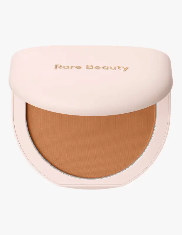 Marka Adı: Rare Beauty
Ürün Adı: Rare Beauty Renkli Kompakt Pudra
Ürün Cinsiyeti: Unisex
Ürün Tipi: Kompakt Pudra
Ürün Sezonsallığı: Yaz
Ürün Çeşidi: Renkli Pudra
Ürün Özellikleri: Rare Beauty Renkli Kompakt Pudra, zarif ve modern, açık pembe tonlarında bir ambalaj içinde sunulmaktadır. İçindeki orta koyulukta bronz renkli toz pudra, cilde doğal bir bronzluk katarken aynı zamanda makyajı sabitlemek için tasarlanmıştır. Ciltte pürüzsüz bir bitiş sağlayarak ışığı yumuşakça yansıtır ve yaz makyajına taze bir görünüm kazandırır.
Öne Çıkan Detaylar:
- Zarif ve modern, açık pembe tonlarında kompakt ambalaj
- Cilde doğal bronzluk ve sabitleme etkisi sunar
- Işığı yumuşakça yansıtan, pürüzsüz bitiş
Kimler Kullanıyor?: Bu ürün, yaz aylarında cildine doğal ve sağlıklı bir bronzluk katmak isteyen herkes için idealdir. Makyajında çabasız ve taze bir görünüm arayan, ışığı yumuşakça yansıtan, pürüzsüz bir bitişi tercih edenler bu pudrayı severek kullanabilir. Özellikle hafif grunge, eforsuz ve doğal bir yaz stiline sahip olmayı sevenler için vazgeçilmez bir makyaj ürünüdür.