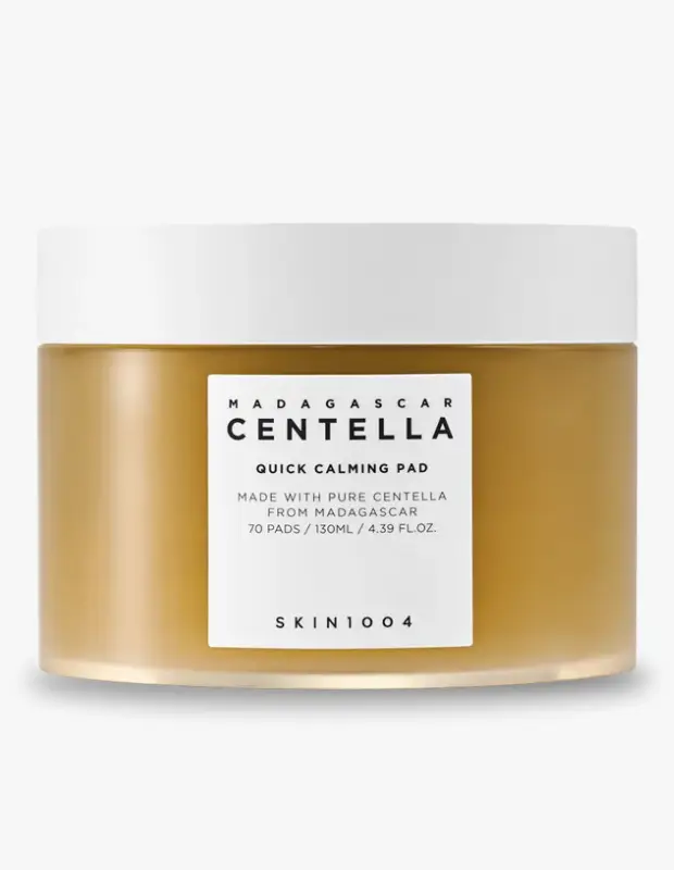 Marka Adı: Skin1004
Ürün Cinsiyeti: Belirtilmemiş
Ürün Tipi: Tonik Ped
Ürün Sezonsallığı: Belirtilmemiş
Ürün Çeşidi: Yatıştırıcı ve Cica içerikli tonik ped
Ürün Özellikleri: Bu ürün, Madagascar Centella'dan elde edilen saf Centella özleri ile formüle edilmiş, yuvarlak, opak, karamel renkli bir kavanozda sunulan tonik pedlerdir. Hızlı yatıştırıcı etkisiyle bilinen bu pedler, 70 adet olup 130 ml sıvı içerir. Cilt bariyerini destekleyerek hassasiyeti azaltmaya ve kızarıklıkları sakinleştirmeye yardımcı olurken, cildi nazikçe arındırarak makyaj öncesi pürüzsüz bir zemin hazırlar. Ambalajı sade ve minimalist bir tasarıma sahiptir.
Öne Çıkan Detaylar:
- Madagascar Centella'dan saf içerik
- Hızlı yatıştırıcı etki sunar
- Cildi nazikçe arındırır ve makyaja hazırlar
Kimler Kullanıyor?: Cildini nazikçe arındırmak, yatıştırmak ve dış etkenlere karşı direncini artırmak isteyen herkes bu tonik pedleri tercih edebilir. Özellikle hassasiyet, kızarıklık veya nemsizlik yaşayan, cildini yoğun hazırlık süreçlerinde dahi sakin ve dengede tutmayı amaçlayan, aynı zamanda makyaj öncesi pürüzsüz bir zemin arayan kişiler için idealdir. Minimalist ve etkili içeriklere önem veren cilt bakımı meraklıları da bu ürünü rutinlerine kolayca dahil edebilir.