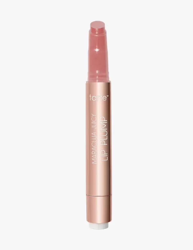 Marka Adı: Tarte
Ürün Adı: Tarte Maracuja Juicy Lip Plump
Ürün Cinsiyeti: Belirtilmemiş
Ürün Tipi: Dudak Parlatıcısı
Ürün Sezonsallığı: Belirtilmemiş
Ürün Çeşidi: Dolgunlaştırıcı
Ürün Özellikleri: Parlak gül kurusu renginde şık, metalik görünümlü bir ambalaja sahip olan bu ürün, pratik bir stick formatındadır. Dudaklara dolgun ve hacimli bir görünüm verirken, aynı zamanda nemlendirme ve bakım sağlamayı hedefler. Yapışkanlık hissi yaratmayan jel-balm formülü ile konforlu bir kullanım sunar ve doğal bir ışıltı sağlar.
Öne Çıkan Detaylar:
- Dudaklarda dolgunlaştırıcı etki sunar
- Yapışkanlık hissi yaratmayan jel-balm formülü
- Pratik stick formatında şık ve kullanışlı ambalaj
Kimler Kullanıyor?: Bu ürün, dudaklarında doğal bir ışıltı ve belirgin bir dolgunluk arayan, aynı zamanda ürünün bakım yapan özellikleriyle nemli ve sağlıklı dudaklara sahip olmak isteyenler için idealdir. Makyaj çantasında pratik ve şık bir ürün taşımayı seven, yapışkanlık hissi olmadan konforlu bir kullanım deneyimi arayan herkesin tercih edebileceği bir seçenektir.