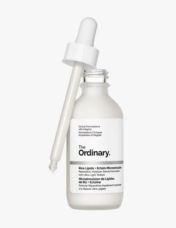Marka Adı: The Ordinary
Ürün Adı: The Ordinary Rice Lipids+Ectoin Microemulsion Nemlendirici Serum
Ürün Cinsiyeti: Unisex
Ürün Tipi: Nemlendirici Serum
Ürün Sezonsallığı: Yazlık
Ürün Çeşidi: Nemlendirici Mikroemülsiyon
Ürün Özellikleri: The Ordinary Rice Lipids+Ectoin Microemulsion Nemlendirici Serum, pirinç lipidleri ve ektoin gibi bariyer destekleyici içeriklerle zenginleştirilmiş, ultra hafif dokulu ve nem yoğunluğunu artıran bir formülasyondur. Şık mat görünümlü cam damlalıklı şişesinde sunulan bu serum, cildin nem dengesini korurken çevresel stres faktörlerine karşı direncini artırır, nem kaybını önlemeye yardımcı olur ve enflamasyonu yatıştırmaya katkıda bulunur. Klinik formülü sayesinde cilde bütünsel bir onarım ve koruma sağlar.
Öne Çıkan Detaylar:
- Pirinç lipidleri ve ektoin ile zenginleştirilmiş formül
- Cilt bariyerini güçlendiren ve yoğun nem sağlayan yapı
- Ultra hafif dokusu sayesinde kolay emilim ve konforlu kullanım
Kimler Kullanıyor?: Bu ürün, özellikle yaz aylarında cildini yoğun UV ışınları, artan sıcaklık, klima ve nem kaybı gibi çevresel stres faktörlerinden korumak isteyen, nem dengesini sağlamaya ve cilt bariyerini güçlendirmeye özen gösteren herkes için idealdir. Hafif dokulu ve etkili formüllerle cilt bakım rutinini tamamlamayı tercih eden, şehir hayatının getirdiği yıpratıcı etkilere karşı cildini dirençli kılmak isteyen ve sağlıklı, ışıltılı bir cilt görünümüne sahip olmak isteyen bireyler tarafından tercih edilebilir.