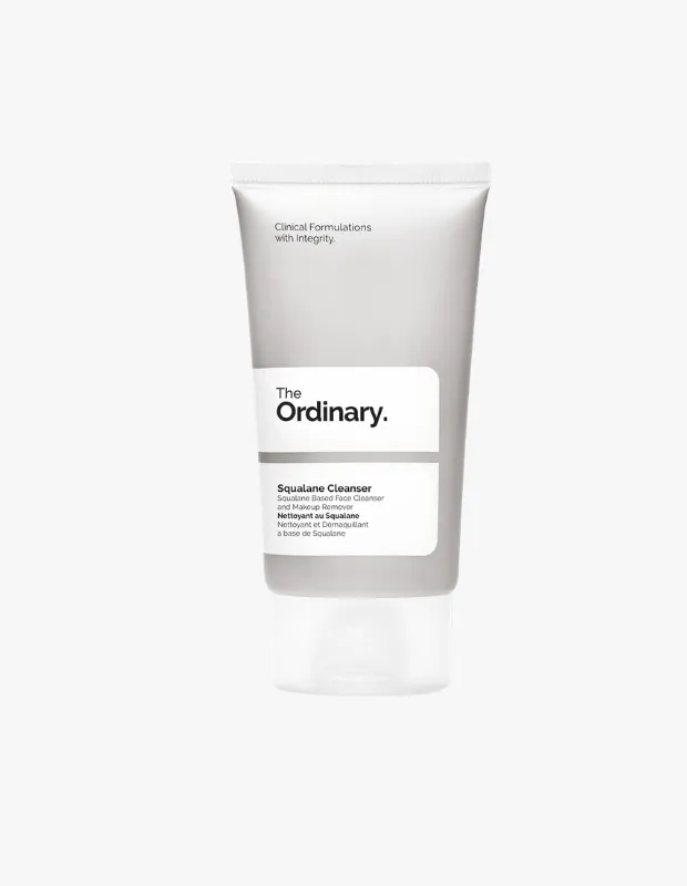 Marka Adı: The Ordinary
Ürün Adı: The Ordinary Squalane Cleanser
Ürün Cinsiyeti: Unisex
Ürün Tipi: Yüz Temizleyici
Ürün Sezonsallığı: Belirtilmemiş
Ürün Çeşidi: Temizleme Balmı / Temizleyici
Ürün Özellikleri: The Ordinary Squalane Cleanser, skualan ve lipofilik esterlerle zenginleştirilmiş formülü sayesinde cildi nazikçe kir, yağ ve makyaj kalıntılarından arındırır. Balm formunda başlayıp cilde uygulandığında sütümsü bir yapıya dönüşerek yağ bazlı kirleri etkili bir şekilde çözer ve suyla temas ettiğinde kolayca durulanır. Cilt bariyerine zarar vermeden, doğal nem dengesini destekler ve temizlik sonrası ciltte gerginlik hissi yaratmadan yumuşak, pürüzsüz bir doku bırakır.
Öne Çıkan Detaylar:
- Skualan ve lipofilik esterlerle zenginleştirilmiş nazik temizleme formülü.
- Makyaj ve kiri etkili bir şekilde çözerken cildin doğal nemini korur.
- Balmdan sütümsü bir yapıya dönüşerek kolayca durulanır ve ciltte gerginlik bırakmaz.
Kimler Kullanıyor?: Cildini kurutmadan derinlemesine temizlemeyi ve makyajdan arındırmayı amaçlayan herkes için uygundur. Özellikle kuru, hassas ve kızarıklığa meyilli cilt tipleriyle uyumlu olup, çift aşamalı temizlik rutinlerine dahil ederek cildinin nem dengesini korumak isteyen kişiler tarafından tercih edilebilir. Cilt bariyerini destekleyen ve konforlu bir temizlik deneyimi arayanlar için idealdir.