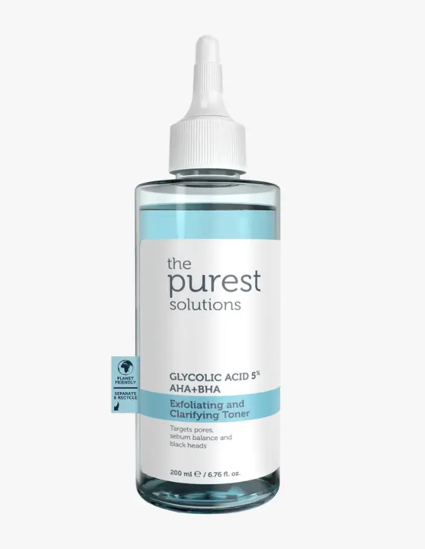 Marka Adı: The Purest Solutions
Ürün Cinsiyeti: Belirtilmemiş
Ürün Tipi: Tonik
Ürün Sezonsallığı: Belirtilmemiş
Ürün Çeşidi: Glikolik asitli tonik (AHA+BHA içeren)
Ürün Özellikleri: The Purest Solutions markasının bu arındırıcı toniği, yüzde 5 oranında Glikolik Asit (AHA) ve BHA içerir. Saydam plastik bir şişede, hassas uygulama sağlayan sivri uçlu beyaz bir kapağa ve açık mavi renkli bir sıvıya sahiptir. 200 ml hacmindeki bu ürün, cilt yüzeyindeki ölü hücreleri nazikçe uzaklaştırarak cildin arınmasına yardımcı olur. Gözeneklerin görünümünü azaltmayı, sebum dengesini düzenlemeyi ve siyah noktaları hedef alarak daha pürüzsüz, eşit tonlu ve aydınlık bir cilt görünümü sunmayı amaçlar. Gezegen dostu olduğu ve geri dönüştürülebilir ambalaja sahip olduğu belirtilmiştir.
Öne Çıkan Detaylar:
- %5 Glikolik Asit (AHA+BHA) içeriği ile cildi nazikçe soyar ve arındırır.
- Gözenek görünümünü azaltmaya, sebum dengesini sağlamaya ve siyah noktaları hedeflemeye yardımcı olur.
- Cilt dokusunu pürüzsüzleştirir, cilt tonunu eşitler ve daha aydınlık bir görünüm kazandırır.
Kimler Kullanıyor?: Cildinde matlık, leke görünümü veya kalınlaşmış bir doku fark eden, gözeneklerinin belirginliğinden ve siyah noktalardan rahatsız olan kişiler bu toniği tercih edebilir. Cilt tonunu eşitlemeye, dokuyu pürüzsüzleştirmeye ve daha aydınlık, canlı bir görünüm elde etmeye özen gösteren, nazik ama etkili bir peeling deneyimi arayan herkesin cilt bakım rutininde yer verebileceği bir üründür. Özellikle özel günlere hazırlanan ve ışıltılı bir cilt hedefleyenler için idealdir.