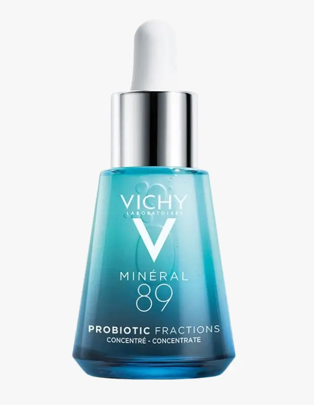 Marka Adı: Vichy
Ürün Cinsiyeti: Belirtilmemiş
Ürün Tipi: Serum
Ürün Sezonsallığı: Belirtilmemiş
Ürün Çeşidi: Probiyotik ve Bariyer Onarıcı Serum
Ürün Özellikleri: Ürün, turkuaz-mavi renkte, şık ve konik biçimli cam bir şişede sunulmaktadır. Şişenin üst kısmında metalik gümüş rengi bir kapak ve beyaz kauçuk bir damlalık aparatı bulunmaktadır, bu da ürünün hijyenik ve hassas bir şekilde uygulanmasını sağlar. Etiket üzerinde VICHY LABORATOIRES logosu ve ürünün temel bileşenleri olan MİNERAL 89 ile PROBİOTİK FRAKSİYONLAR açıkça belirtilmiştir. İçerisindeki sıvı hafifçe şeffaf ve mavimsi bir ton taşır, bu da tazelik hissi uyandırır. Ürün, yenileyici ve bariyer onarıcı özellikleriyle öne çıkar, cilt bariyerini güçlendirmeyi ve nemlendirmeyi hedefler. Cildin doğal dengesini destekleyen probiyotik içeriği ve Volkanik Su ile Hyaluronik Asit bileşimi sayesinde cildi canlandırarak sağlıklı bir görünüm kazandırır.
Öne Çıkan Detaylar:
- Probiyotik fraksiyonlar ile cilt mikroflorasını dengelemeye yardımcı olur.
- Cilt bariyerini yenileyici ve onarıcı etkisiyle güçlendirir.
- 89 Volkanik Su ve Hyaluronik Asit ile cildi derinlemesine nemlendirir.
Kimler Kullanıyor?: Cildinin doğal bariyerini desteklemek, mikroflorasını dengeleyerek daha sağlıklı ve sakin bir görünüm elde etmek isteyen herkes bu ürünü günlük bakım rutinlerine dahil edebilir. Özellikle çevresel faktörlere veya strese bağlı hassasiyet yaşayan, cildindeki düzensizlikleri gidermek ve canlılığını artırmak isteyen bireyler için uygundur. Ürün, cildine kapsamlı bir yenilenme ve onarım sağlamayı hedefleyen, cildinin nem dengesini korumak ve güçlendirmek isteyen herkesin kullanımına açıktır.