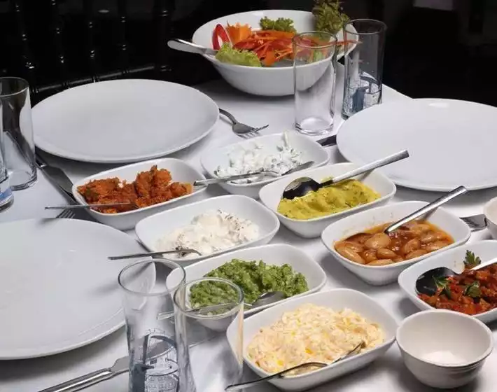 Afitap Meyhane – Kadıköy’ün klasik meyhane ruhunu modern dokunuşlarla buluşturan meyhane, akşam yemekleri, mezeler ve rakı sofraları için ideal bir adres.