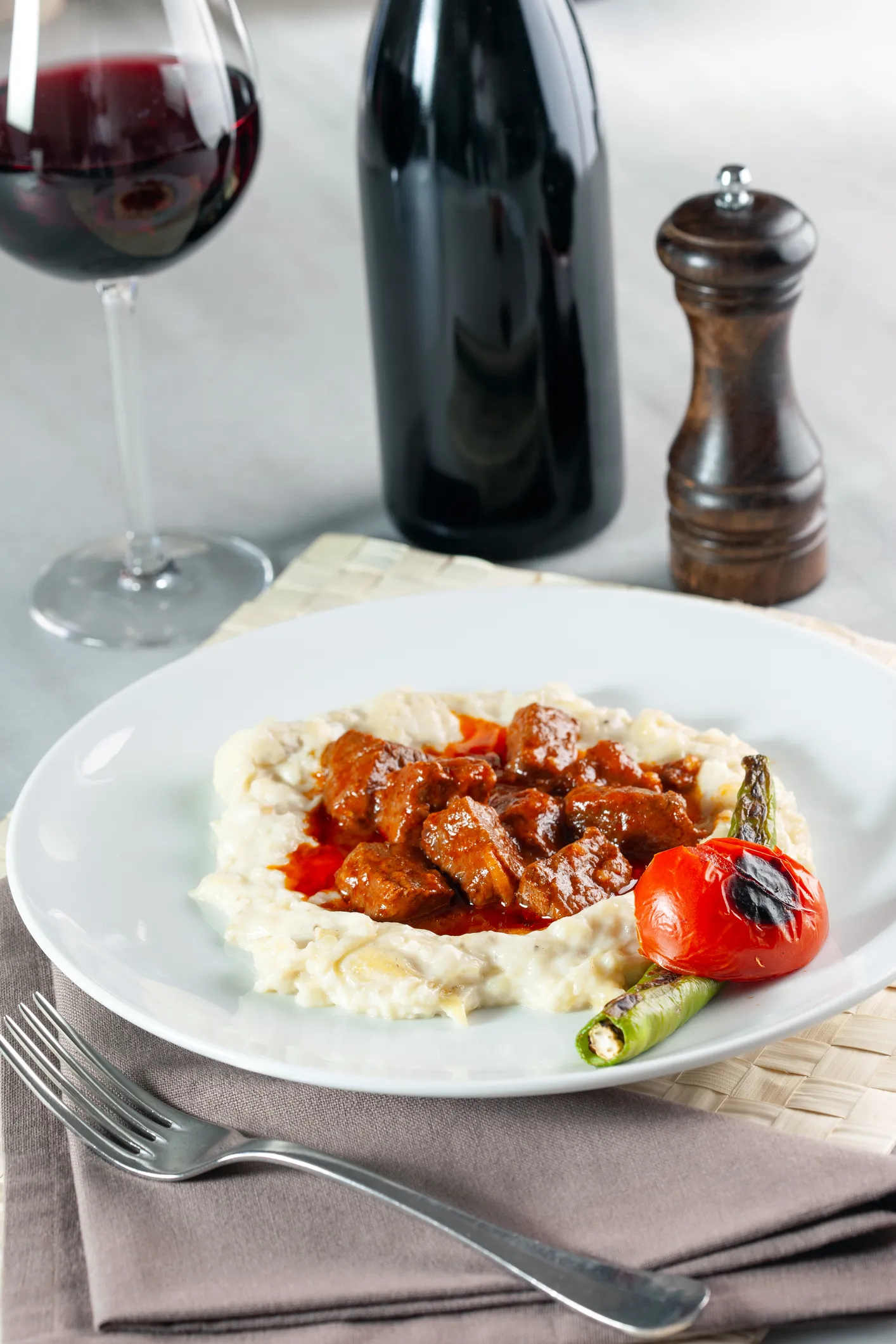 Ali Nazik kebap, közlenmiş patlıcan püresi üzerinde kırmızı et parçacıklarının domatesli sosla bir araya geldiği, yanında ızgara domates ve sivri biber ile servis edilen, masada bir kadeh kırmızı şarap, şarap şişesi ve karabiber değirmeniyle eksiksiz bir lezzet sunan iştah açıcı bir yemektir.