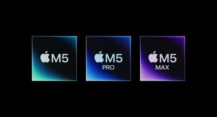 Koyu bir zeminde, parlak turkuaz, mavi ve mor renkli çerçevelere sahip sırasıyla Apple M5, M5 Pro ve M5 Max silikon çipleri, yeni MacBook modellerinde yapay zeka performansını zirveye taşıyan güçlü işlemcileri temsil ediyor.