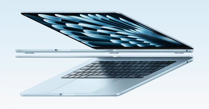 Gökyüzü mavisi rengindeki, ekranı yukarı doğru hafifçe açık duran ve klavyesi görünen zarif Apple MacBook Air, M5 işlemcisinin gelişmiş yapay zeka performansıyla yeni mobil bilgisayar modellerini temsil ediyor.
