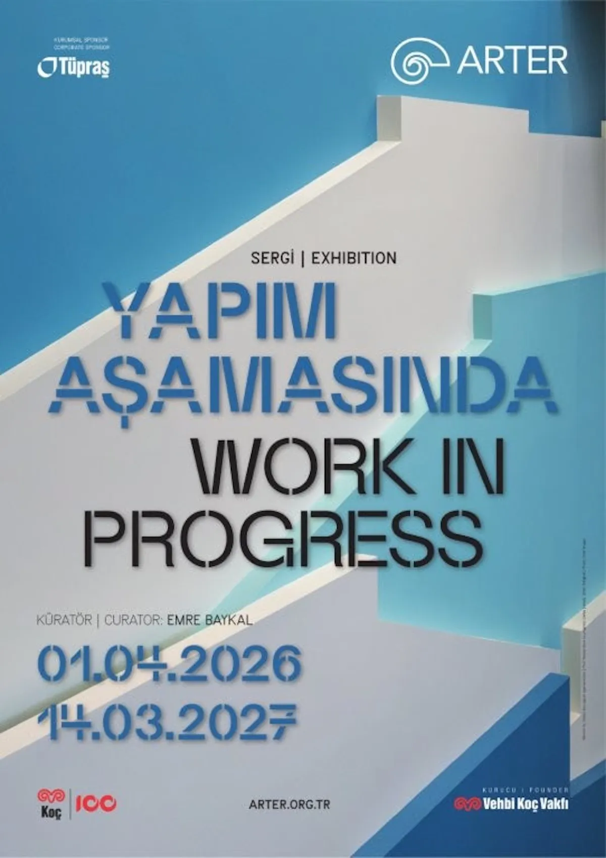 Mavi ve beyaz geometrik formların kademeli bir yapı oluşturduğu, YAPIM AŞAMASINDA | WORK IN PROGRESS başlıklı serginin afişi; Arter logosu, Tüpraş ve Vehbi Koç Vakfı sponsorluk bilgileri ile küratör Emre Baykal ve sergi tarihleri 01.04.2026-14.03.2027 detaylarını içeren bir tanıtım posteridir.