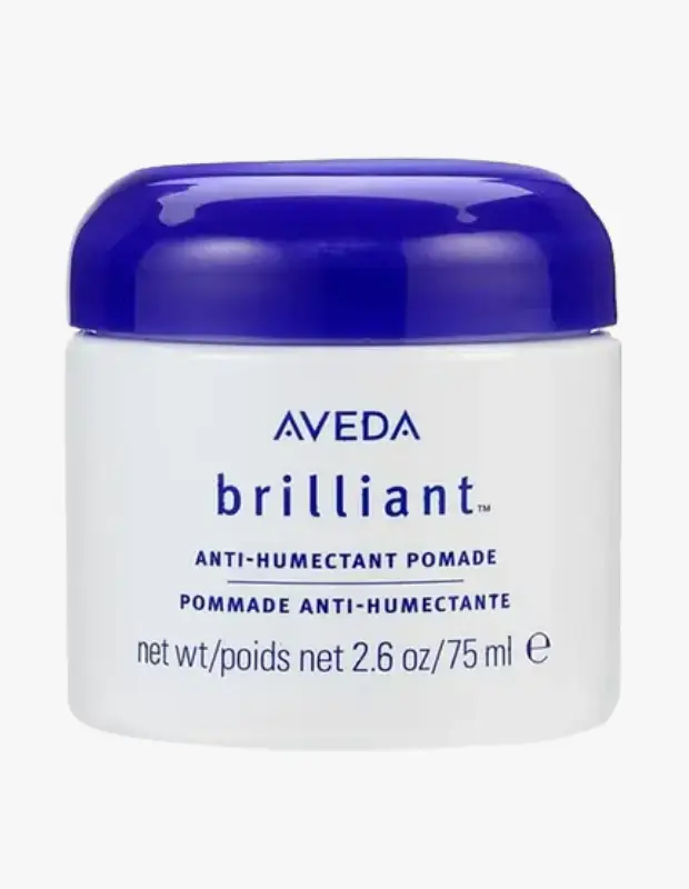 Marka Adı: Aveda
Ürün Adı: Aveda Brilliant Anti-Humectant Pomad
Ürün Cinsiyeti: Unisex
Ürün Tipi: Saç Pomadı
Ürün Sezonsallığı: Her Mevsim
Ürün Çeşidi: Nemi Engelleyici Saç Pomadı
Ürün Özellikleri: Aveda Brilliant Anti-Humectant Pomad, 75 ml veya 2.6 oz ebatındaki pratik beyaz kutusu ve canlı mavi kapağı ile öne çıkan bir saç şekillendirici üründür. Saçın kabarmasını önlemek üzere özel olarak formüle edilmiş bu pomad, dış ortamdaki nemin saç tellerini etkilemesini engelleyen nem önleyici (anti-humectant) teknolojisi sayesinde saçı pürüzsüzleştirerek kontrol altına alır. Elektriklenmeyi azaltır ve saçlara parlak, düzenli bir görünüm kazandırmaya yardımcı olur.
Öne Çıkan Detaylar:
- Nemi engelleyici özel formülü sayesinde kabarmayı etkili bir şekilde önler.
- Saç tellerinin pürüzsüz ve kontrollü kalmasını destekler.
- Saça parlak ve düzenli bir bitiş kazandırır.
- 75 ml hacmiyle uzun süreli kullanım imkanı sunar.
Kimler Kullanıyor?: Saçlarında nemden kaynaklanan kabarma, elektriklenme veya kontrol edilemeyen bir görünümle mücadele eden herkes bu pomadı tercih edebilir. Özellikle nemli havalarda saçlarının asi tavrını dizginlemek, pürüzsüz bir görünüm elde etmek ve istediği şekli gün boyu korumak isteyen kişiler için ideal bir çözüm sunarak, saçlarının her zaman bakımlı ve parlak görünmesini sağlar.