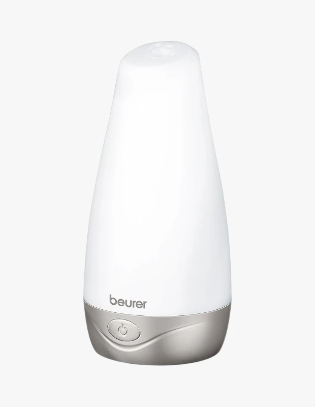 Marka Adı: Beurer
Ürün Adı: Beurer LA 30 Aroma Difüzörü
Ürün Cinsiyeti: Belirtilmemiş
Ürün Tipi: Aroma Difüzörü
Ürün Sezonsallığı: Belirtilmemiş
Ürün Çeşidi: Oda Kokusu ve Ortam Nemlendirici
Ürün Özellikleri: Modern ve zarif, beyaz ve gümüş renk kombinasyonuna sahip damla formunda bir aroma difüzörüdür. Ürünün alt kısmında yer alan ergonomik açma/kapama tuşu ile kolayca kontrol edilebilir. Üst yüzeyindeki buhar çıkış noktaları aynı zamanda ışık yayılımını da sağlar. Koku yayma özelliği sayesinde ortam havasını arındırırken, aynı zamanda yatıştırıcı renk tonları sunan ışık fonksiyonu ile dinlendirici bir atmosfer yaratır. Özellikle aroma yağları ile kullanıma uygun olup, ruh halini dengelemeye ve rahatlamaya yardımcı olur.

Öne Çıkan Detaylar:
- Aroma yağları ile zenginleştirilebilir ortam kokusu ve nemlendirme
- Meditasyon ve zihinsel rahatlama için yatıştırıcı renk tonları sunan ışık fonksiyonu
- Modern, minimalist ve estetik damla formu tasarım

Kimler Kullanıyor?: Günlük rutinlerinde dinginlik ve huzur arayan, ev ortamında rahatlatıcı bir atmosfer yaratmayı önemseyen herkes bu ürünü tercih edebilir. Özellikle meditasyon, yoga veya odaklanma pratiklerini desteklemek isteyenler, zihinsel detoksa önem veren ve duyusal deneyimlerle ruh hallerini iyileştirmeyi seven kişiler için idealdir. Modern yaşamın getirdiği stresi yönetmek ve yaşam alanlarını kişisel bir sığınağa dönüştürmek isteyen bilinçli bireylerin tercihi olacaktır.