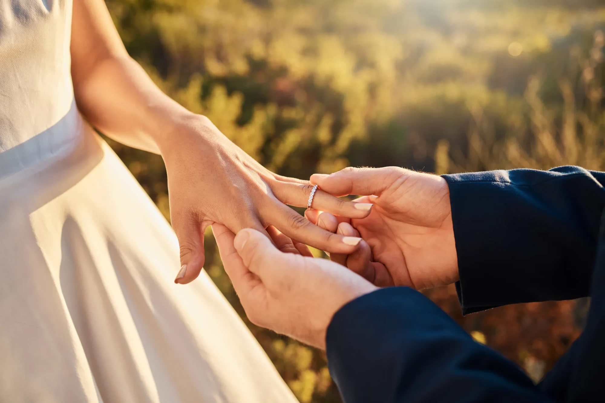 Bir erkeğin beyaz bir elbiseli kadının parmağına pırıl pırıl bir yüzük taktığı bu romantik ve sıcak an, Boğa burcunu Nisan ayında aşk hayatında bekleyen aniden başlayan, sürpriz dolu ve kalıcı ilişkileri, yani beklenmedik büyük değişimleri güçlü bir şekilde yansıtıyor.