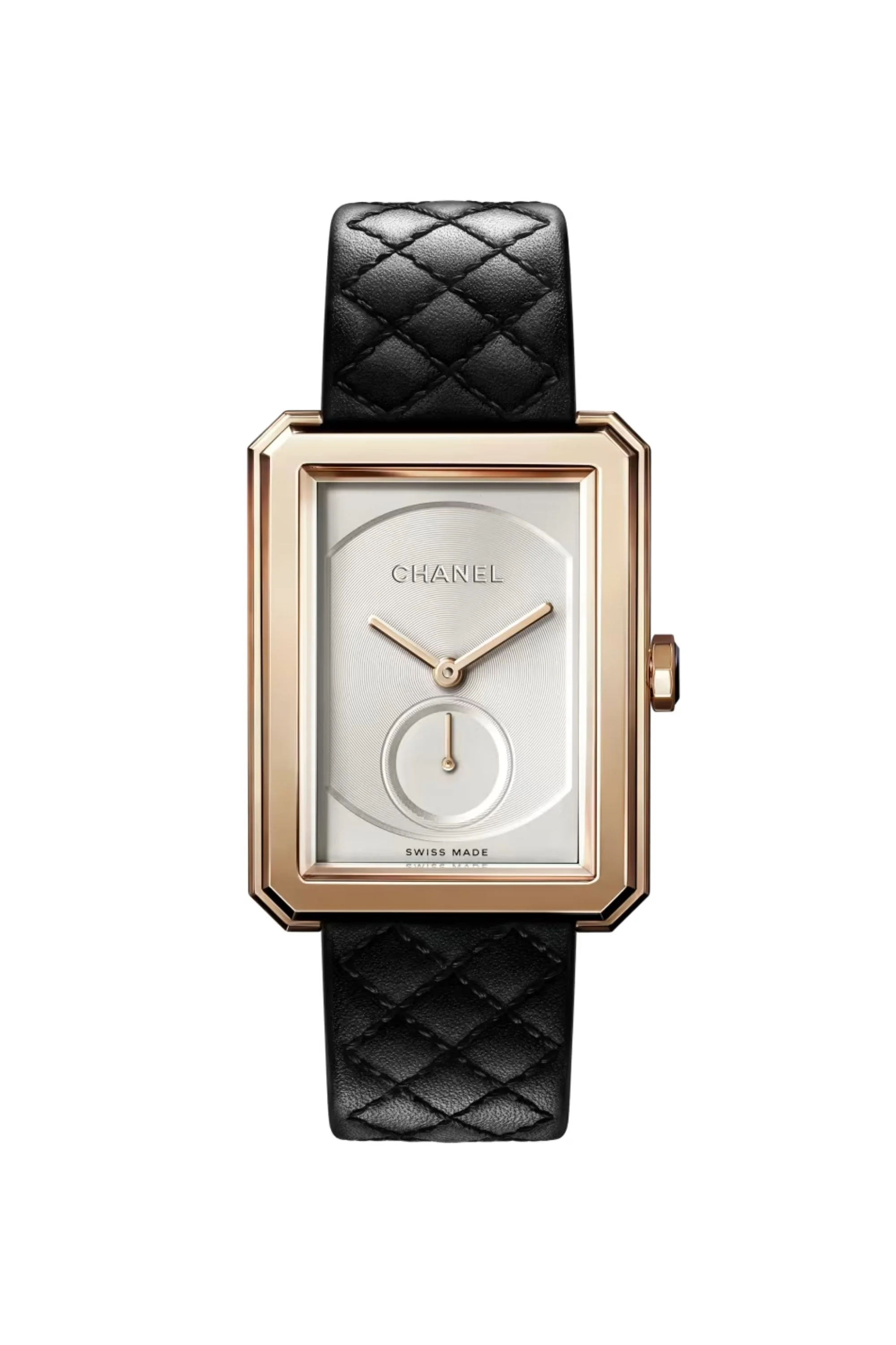 Beyaz bir zeminde dikey duran, dikdörtgen rose gold kasalı, kadranında Chanel yazısı, ortasında dairesel desenler ve altta küçük saniye ibresi bulunan, ikonik kapitone desenli siyah deri kayışa sahip zarif bir Chanel Boyfriend Small Seconds lüks erkek kol saati.