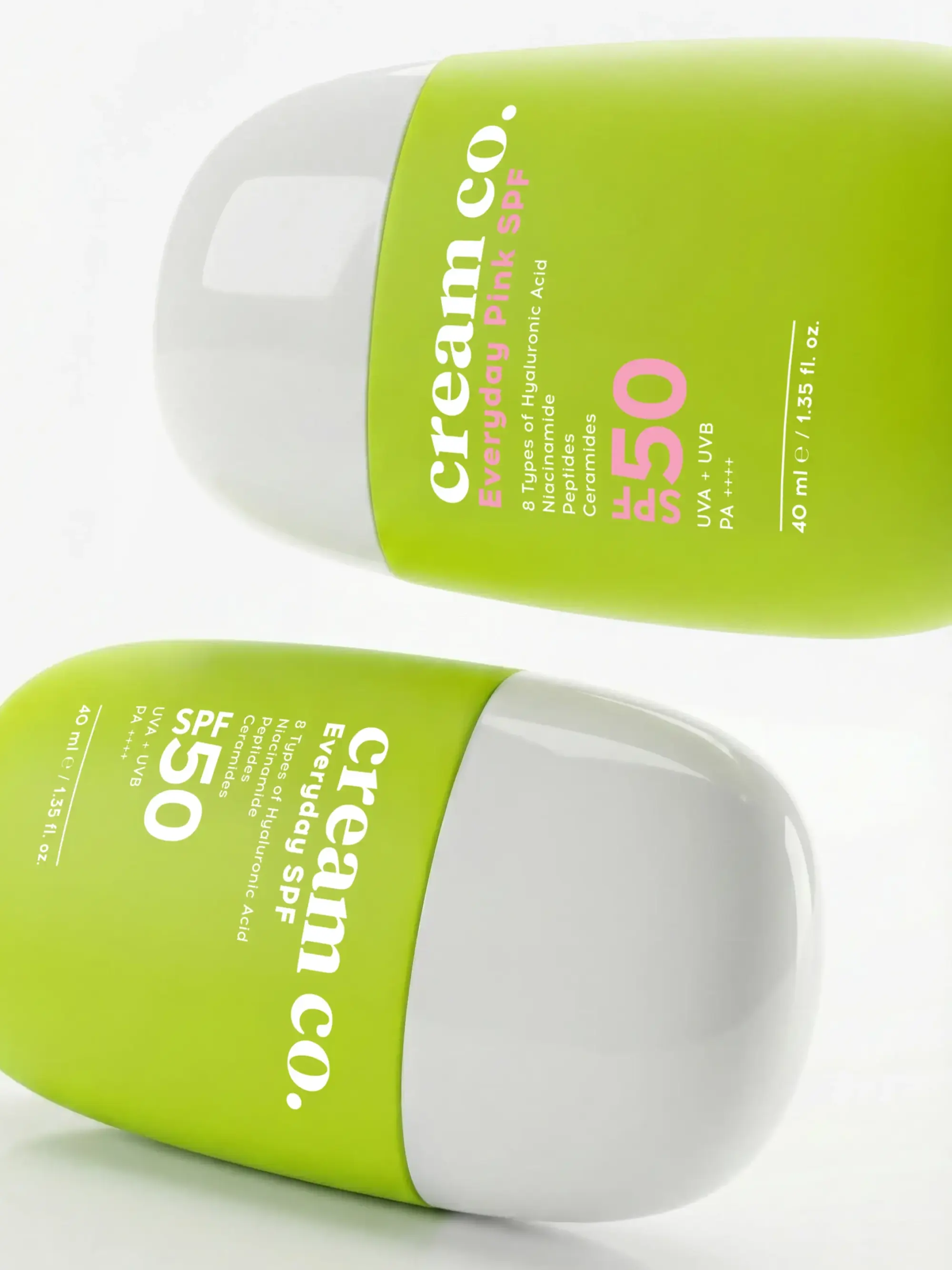 İki adet parlak limon yeşili ve beyaz renkli, yuvarlak uçlu, üzerinde Cream Co. Everyday Pink SPF 50, UVA + UVB ibareleri, 8 çeşit Hyaluronik Asit, Niasinamid, Peptitler ve Seramidler gibi içerik bilgileri yazan, 40 ml'lik güneş koruma ürünü şişeleri, cilt sağlığı için geliştirilen yeni tasarımları ve pratik çözümleri temsil ediyor.