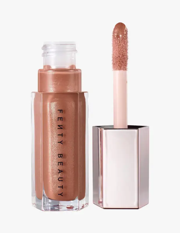 Marka Adı: Fenty Beauty
Ürün Adı: Fenty Beauty Gloss Bomb Universal Lip Luminizer
Ürün Cinsiyeti: Unisex
Ürün Tipi: Lip Gloss
Ürün Sezonsallığı: Her Mevsim
Ürün Çeşidi: Işıltılı Nude Dudak Parlatıcısı
Ürün Özellikleri: Bu dudak parlatıcısı, şeffaf ve minimalist kare formdaki şişesiyle modern bir estetik sunarken, metalik, altıgen kapağı lüks bir dokunuş katıyor. Şişenin üzerinde dikey olarak yer alan Fenty Beauty logosu, markanın imzasını taşıyor. Ürünün içerisindeki ışıltılı, sıcak nude ton, aplikatörün ucuyla net bir şekilde görülebilir. Yumuşak, kadifemsi ve hafifçe kavisli doe-foot aplikatörü, dudaklara ürünü zahmetsizce ve eşit bir şekilde dağıtmak için tasarlanmıştır. Bu formül, dudaklara yoğun bir parlaklık ve dolgun bir görünüm kazandırmayı hedeflerken, hafif yapısıyla yapışkanlık hissi yaratmaz ve gün boyu konforlu bir kullanım sunar.
Öne Çıkan Detaylar:
- Geniş cilt tonlarına uyum sağlayan evrensel ışıltılı nude ton
- Şık, modern ve şeffaf şişe tasarımı
- Yumuşak ve kolay uygulama sağlayan özel aplikatör
Kimler Kullanıyor?: Makyajında parlaklığı ve sofistike bir dokunuşu seven, dudaklarına doğal ama etkileyici bir ışıltı katmak isteyenler bu ürünü tercih edebilir. Hem günlük kullanımda hem de özel anlarda çarpıcı bir bitiş arayan, dudaklarında konforlu ve yapışkan his bırakmayan formülleri önemseyen herkesin beğenisini kazanacaktır. Modern ve şık ambalajıyla güzellik rutinlerine lüks bir dokunuş eklemek isteyenler için idealdir.