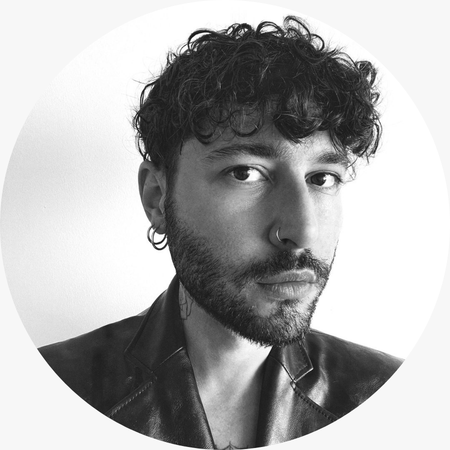 Anıl Can, modern ve karakteristik stiliyle öne çıkan bu siyah beyaz portrede sade ama güçlü bir duruş sergiliyor.