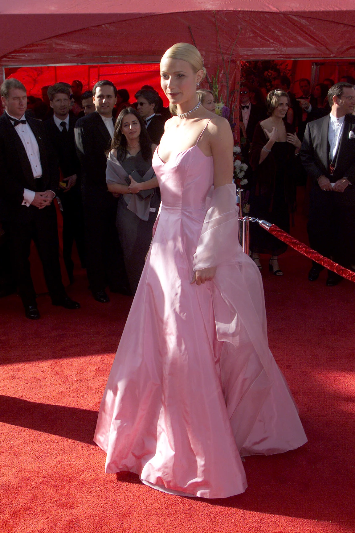 1999 Oscar Ödülleri’nde Gwyneth Paltrow, Ralph Lauren imzalı pastel pembe saten elbisesi ve sade mücevher seçimiyle dönemin en romantik ve hafızalara kazınan kırmızı halı görünümlerinden birini sergiliyor.