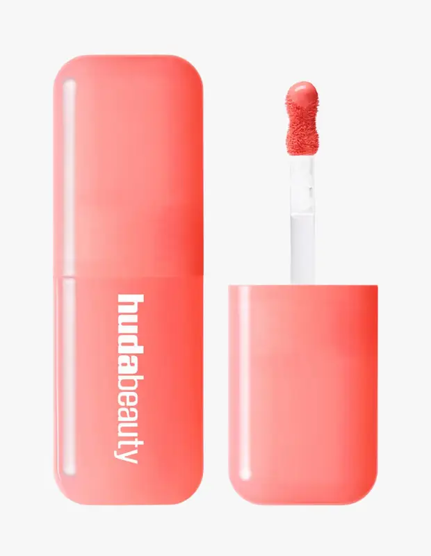 Marka Adı: Huda Beauty
Ürün Cinsiyeti: Belirtilmemiş
Ürün Tipi: Likit Allık
Ürün Sezonsallığı: Belirtilmemiş
Ürün Çeşidi: Likit
Ürün Özellikleri: Huda Beauty markasına ait bu likit allık, şık ve dikdörtgen formda tasarlanmış mercan/şeftali tonlarında bir ambalaja sahiptir. Ürünün likit yapısı, kolay ve pürüzsüz bir uygulama sağlayan kadifemsi uçlu aplikatörü ile desteklenir. Doğal ve sağlıklı bir görünüm vadeden bu allık, ciltte hafif bir filtre etkisi yaratarak yanaklara taze bir renk katarken, güneşten ilham alan sıcak tonlarıyla cilde canlılık verir.
Öne Çıkan Detaylar:
- Kolay ve hassas uygulama sağlayan özel tasarımlı aplikatör ucu.
- Cilde doğal ve canlı bir parlaklık veren sıcak mercan/şeftali tonu.
- Şık ve modern tasarımlı, üzerinde Huda Beauty logosu bulunan dikdörtgen ambalaj.
Kimler Kullanıyor?: Doğal güzelliğini ön plana çıkarmayı seven, taze ve sağlıklı bir ten görünümünü tercih eden kişiler bu likit allığı günlük makyaj rutinlerine kolayca entegre edebilir. Ağır makyaj yerine cildinin kendi ışıltısını yansıtan, güneşin öptüğü gibi canlı bir görünüm arayan herkes için idealdir. Makyajı bir ifade biçimi olarak gören ve aktif yaşam tarzını destekleyen, zahmetsiz şıklığı benimseyenler bu ürünle aradıkları doğal parlaklığı yakalayabilir.